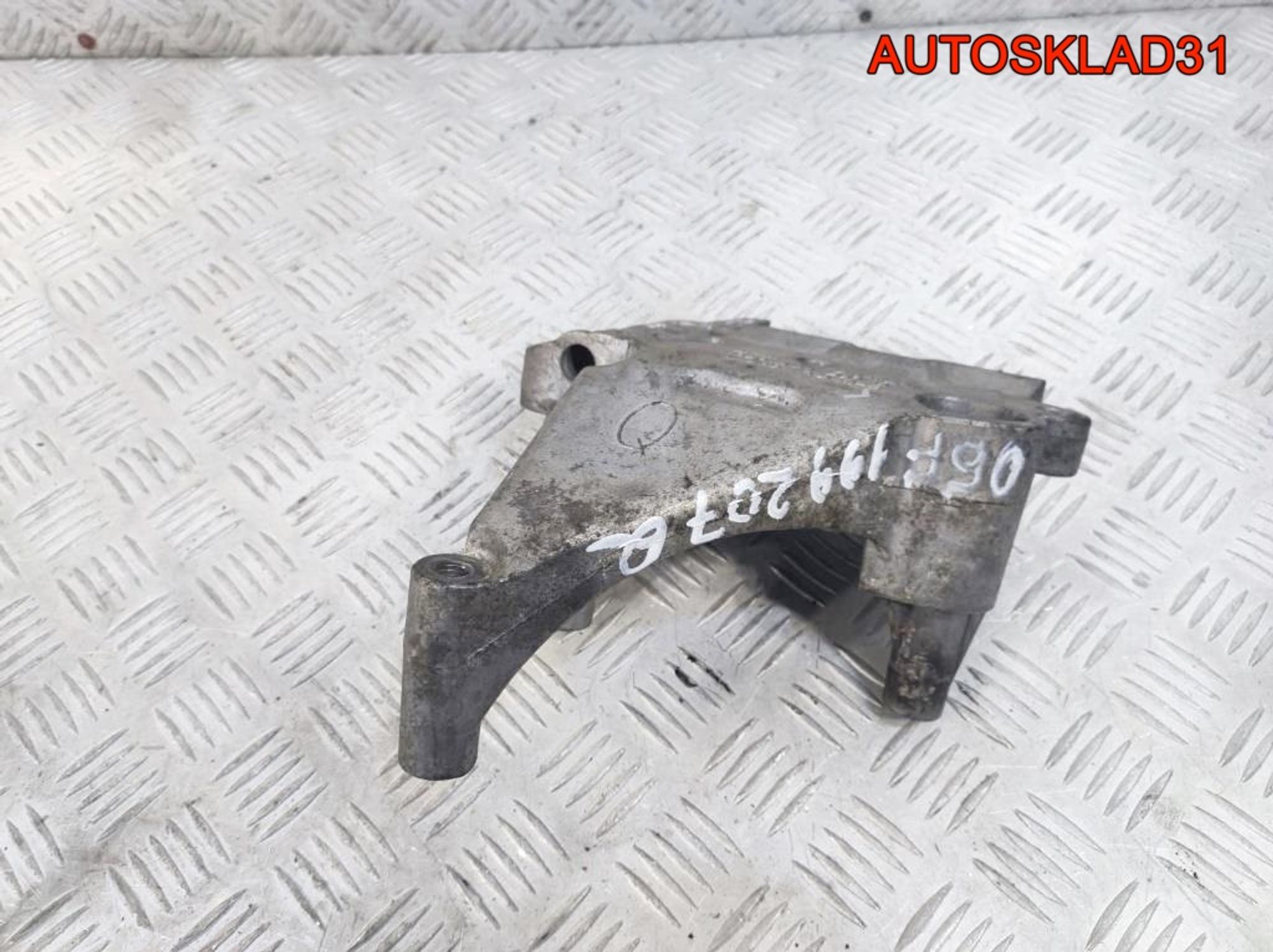 Кронштейн опоры двигателя VW Golf 5 06F199207Q, 2100 рублей, Дубовое