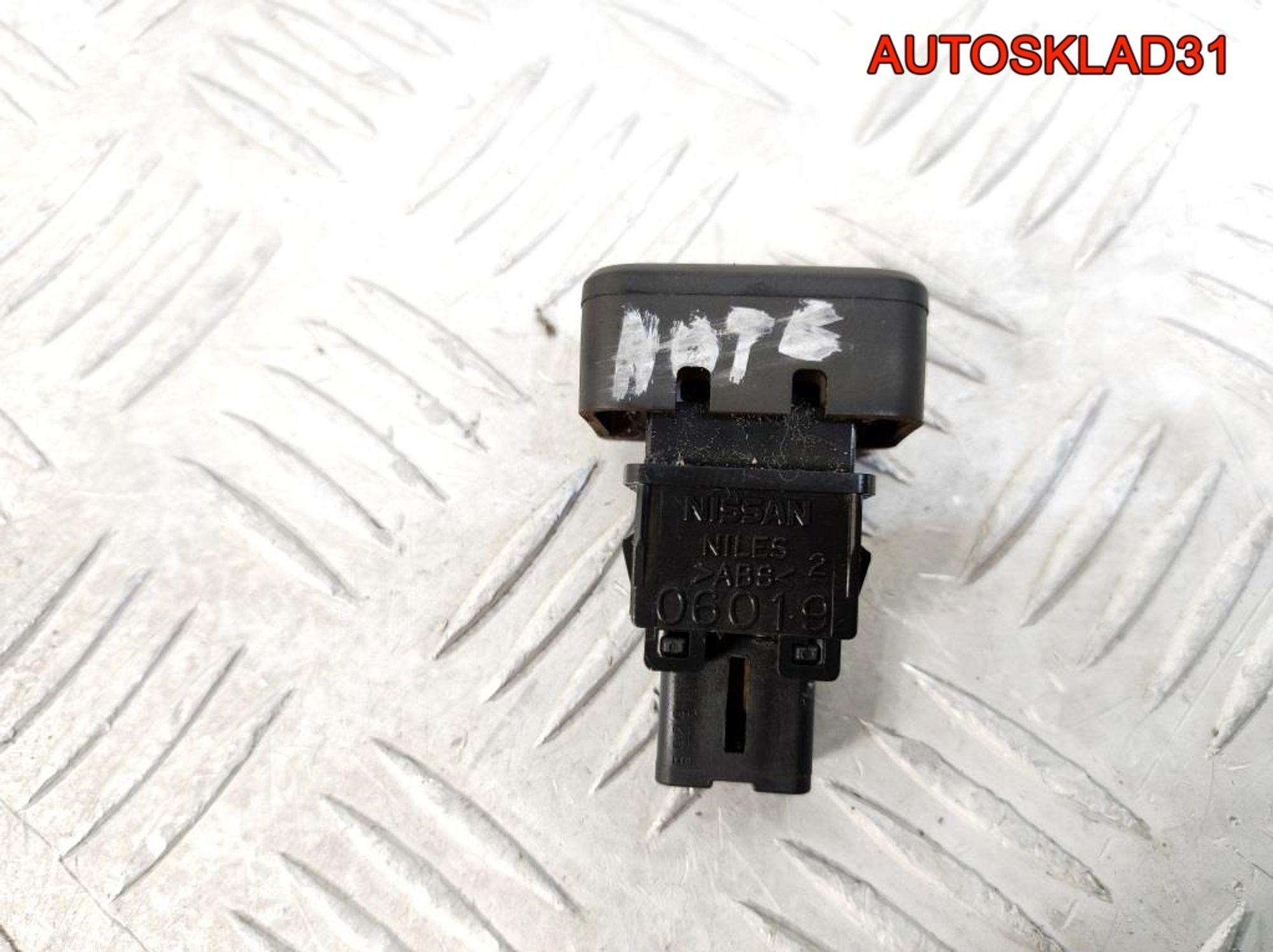 Кнопка аварийной сигнализации Nissan Note E11, 500 рублей, Дубовое