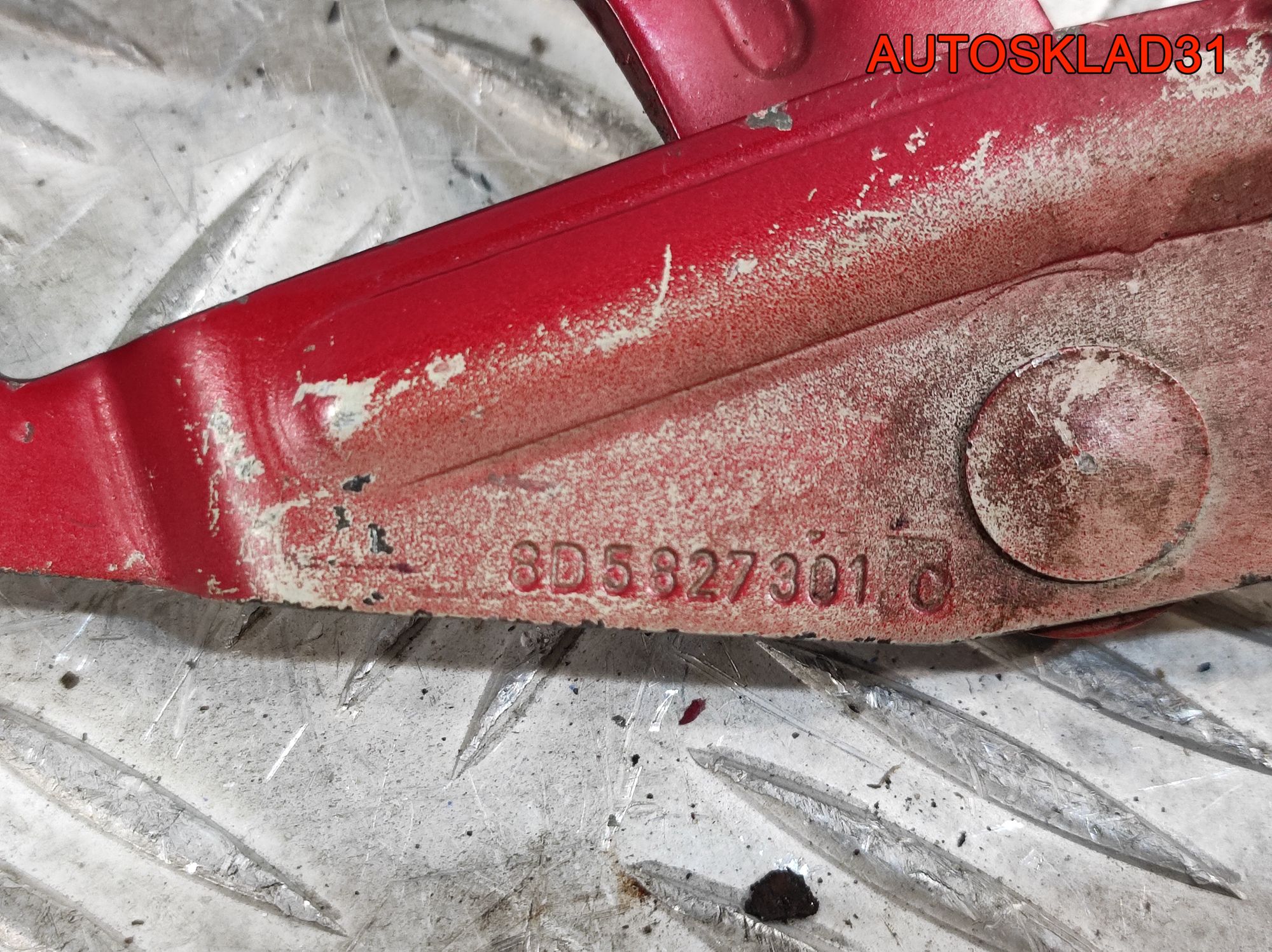 Петля крышки багажника левая Audi A4 B5 8D5827301C, 900 рублей, Дубовое