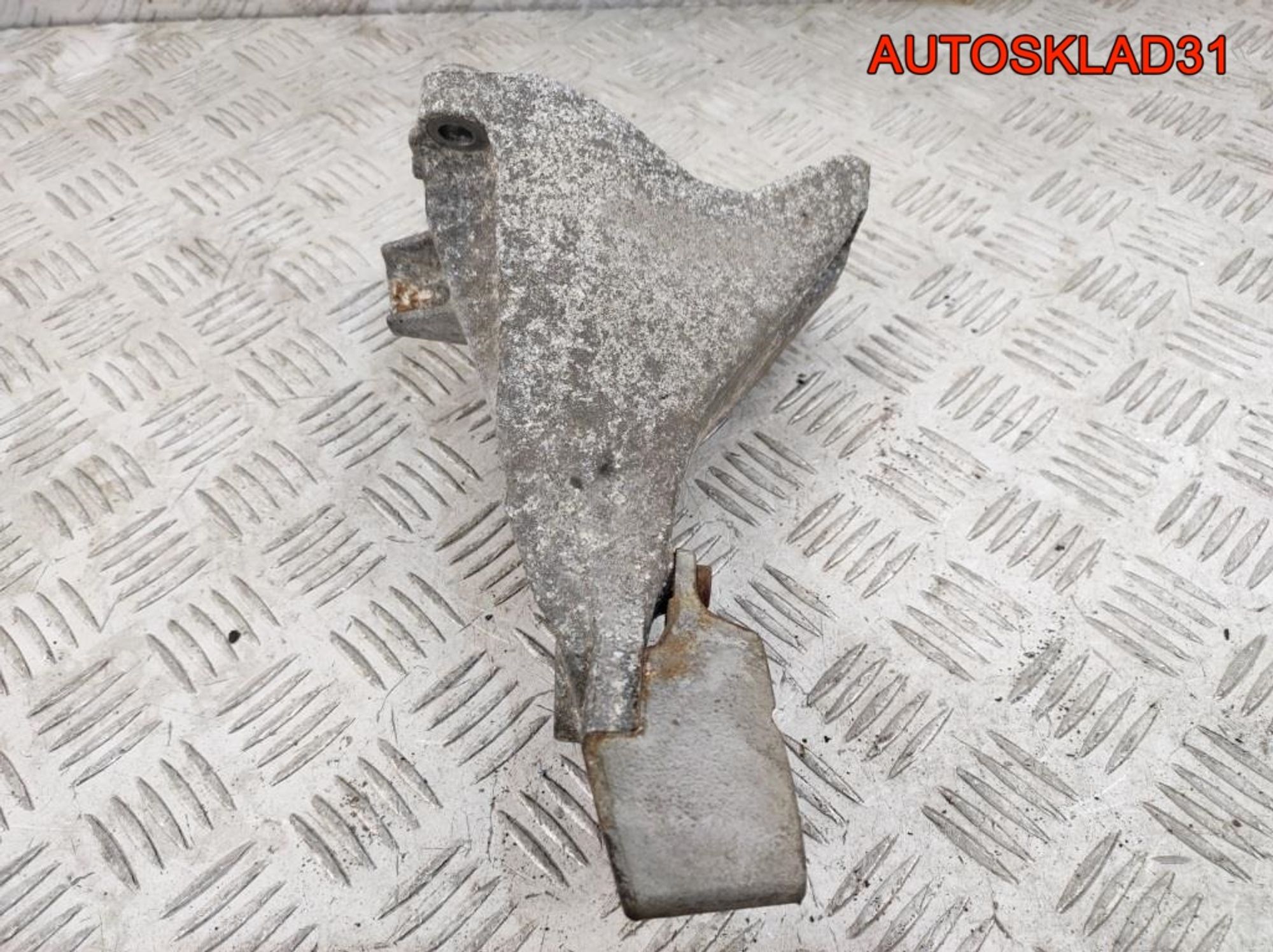 Кронштейн двигателя правый BMW E90 2.0 N47D20A 22116781916, 600 рублей, Дубовое