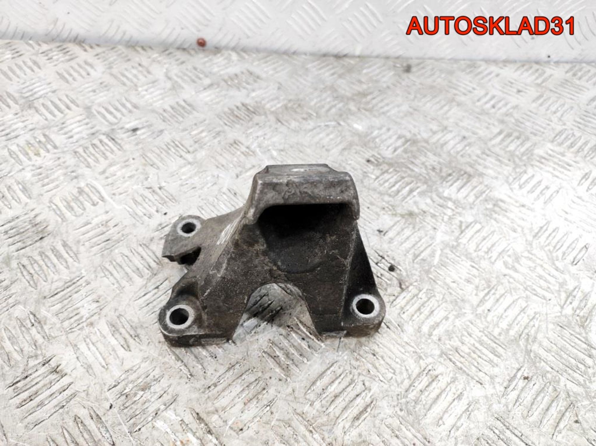 Кронштейн двигателя левый Audi A4 B7 3.0 ASB 8E0199307AB, 600 рублей, Дубовое