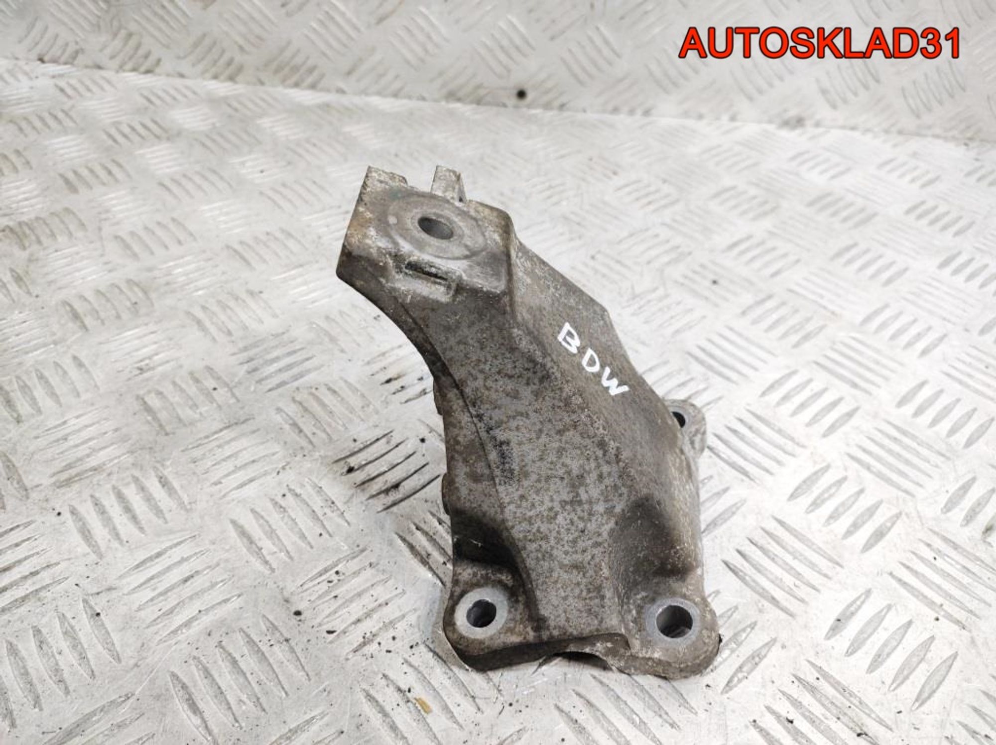 Кронштейн двигателя левый Audi A6 C6 2,4 BDW 4F0199307N, 500 рублей, Дубовое