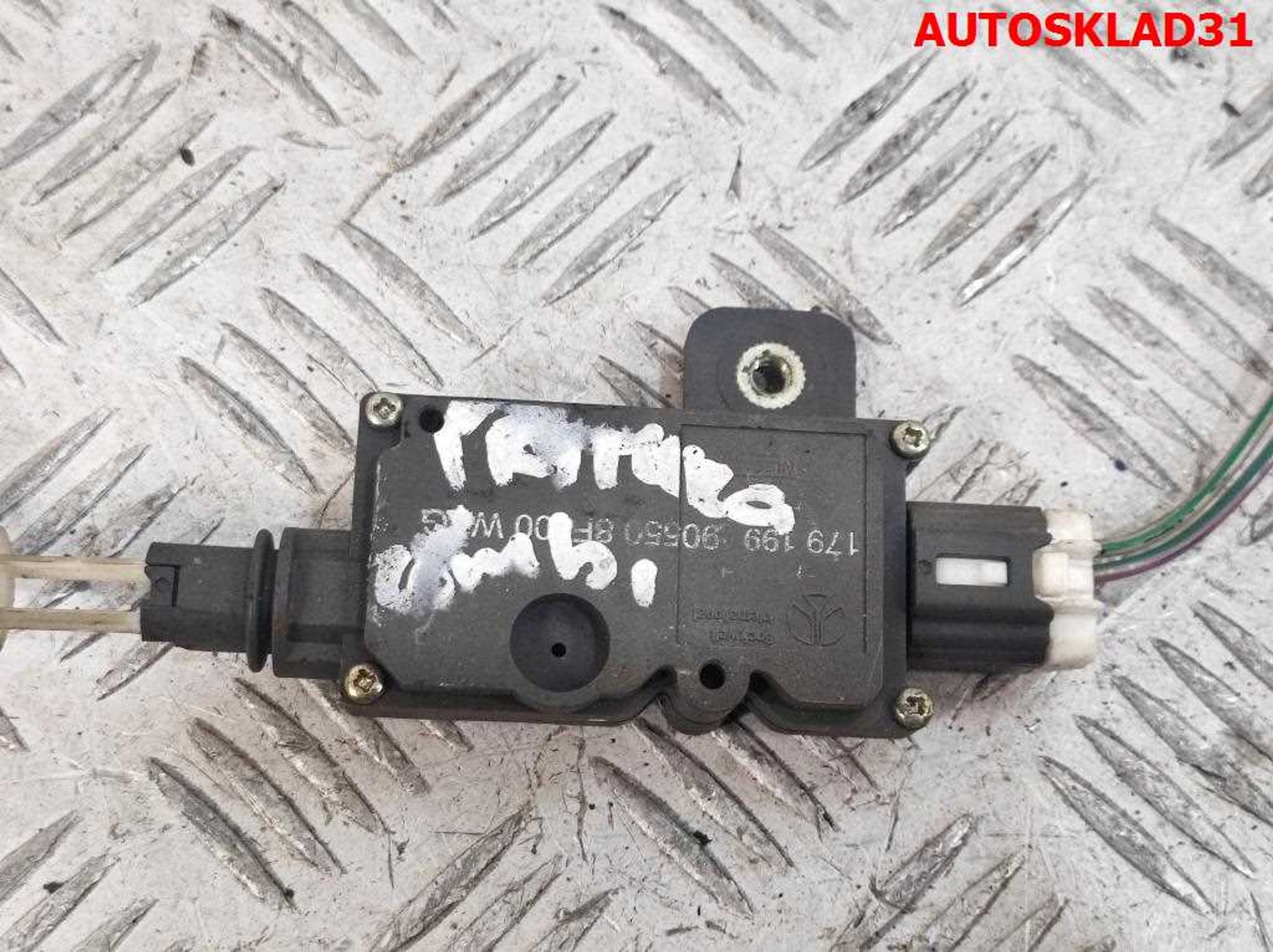 Активатор замка багажника Nissan Primera P11 Combi 905508F800, 700 рублей, Дубовое