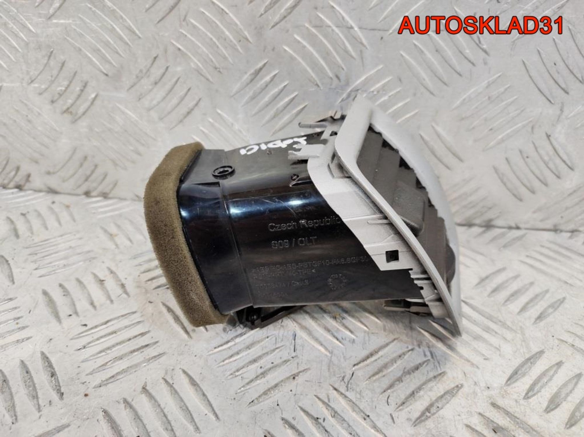 Дефлектор воздушный правый Skoda Fabia 2 5J0819702, 900 рублей, Дубовое