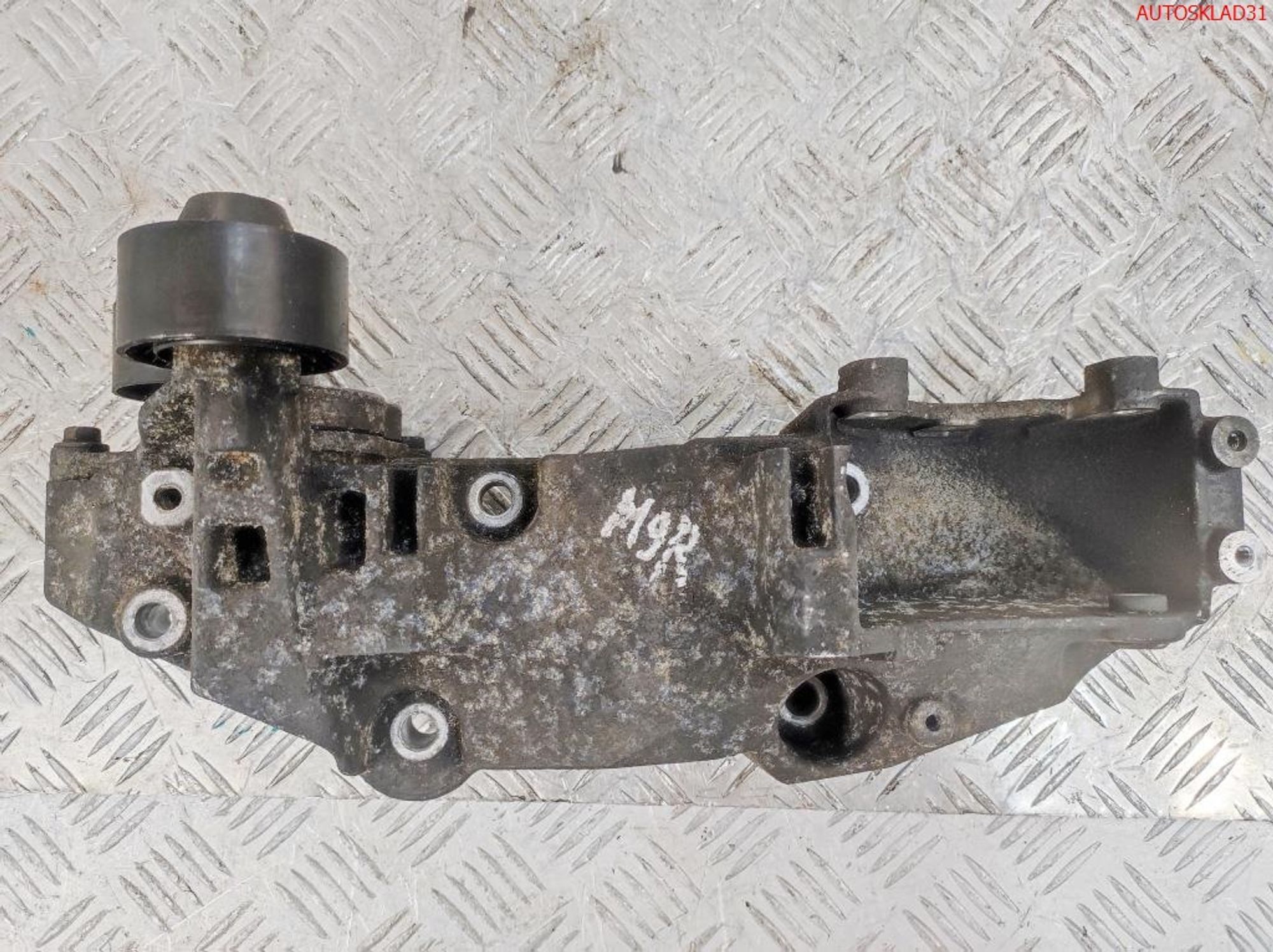 Кронштейн генератора Renault Trafic 2,0 M9R 780 8200527320, 1500 рублей, Дубовое