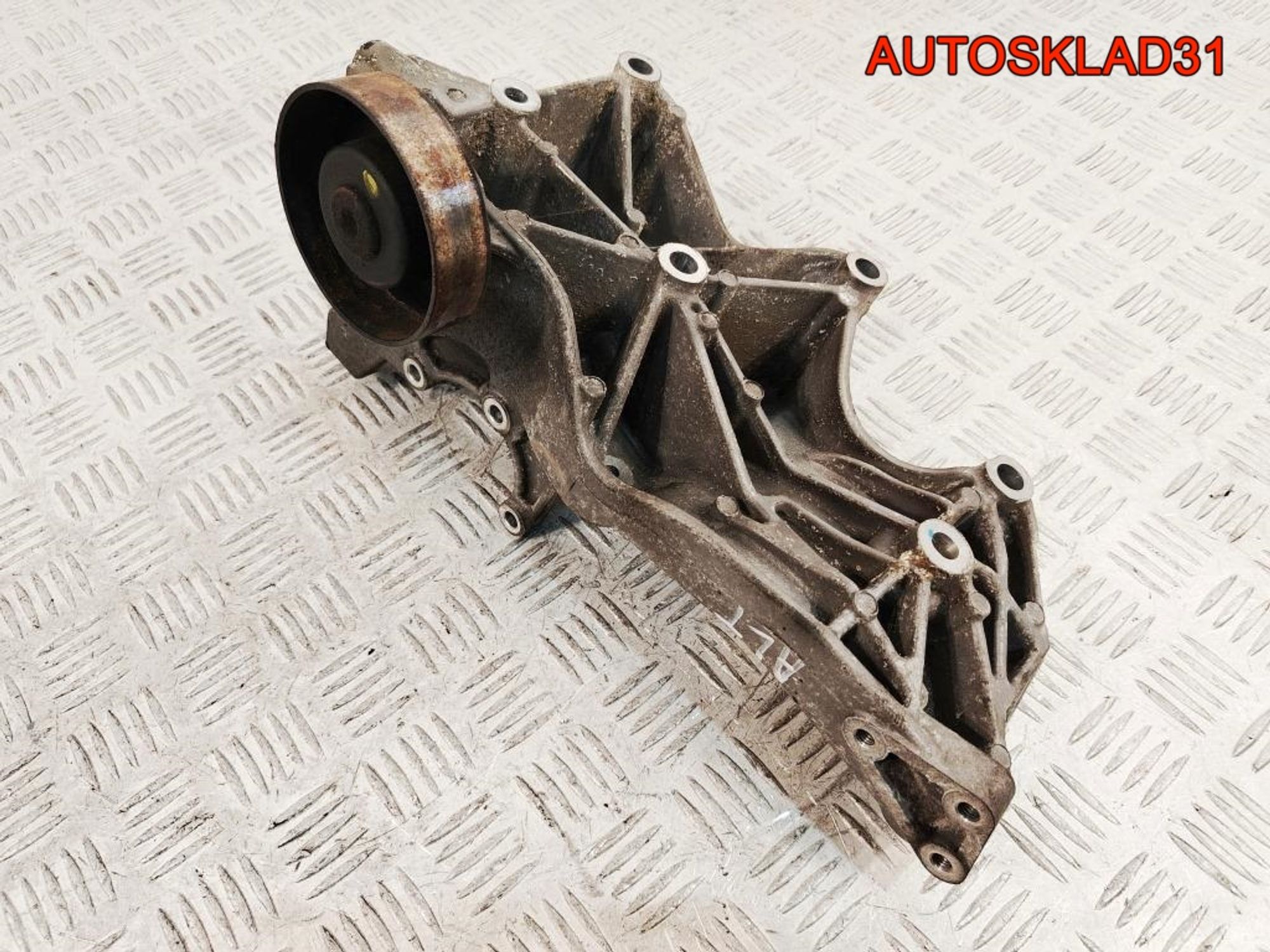 Кронштейн генератора Audi A4 B6 2,0 ALT Бензин 06D903143C, 1000 рублей, Дубовое