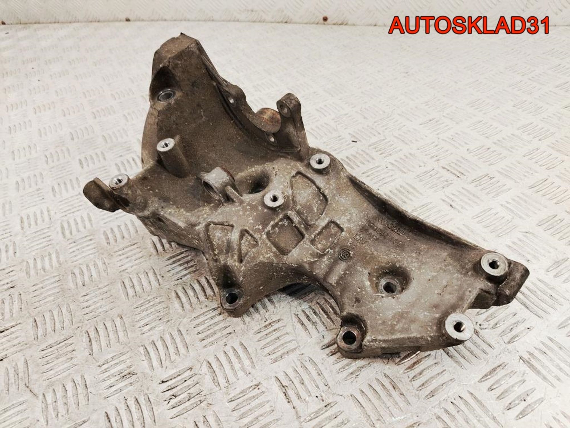 Кронштейн генератора Audi A4 B6 2,0 ALT Бензин 06D903143C, 1000 рублей, Дубовое