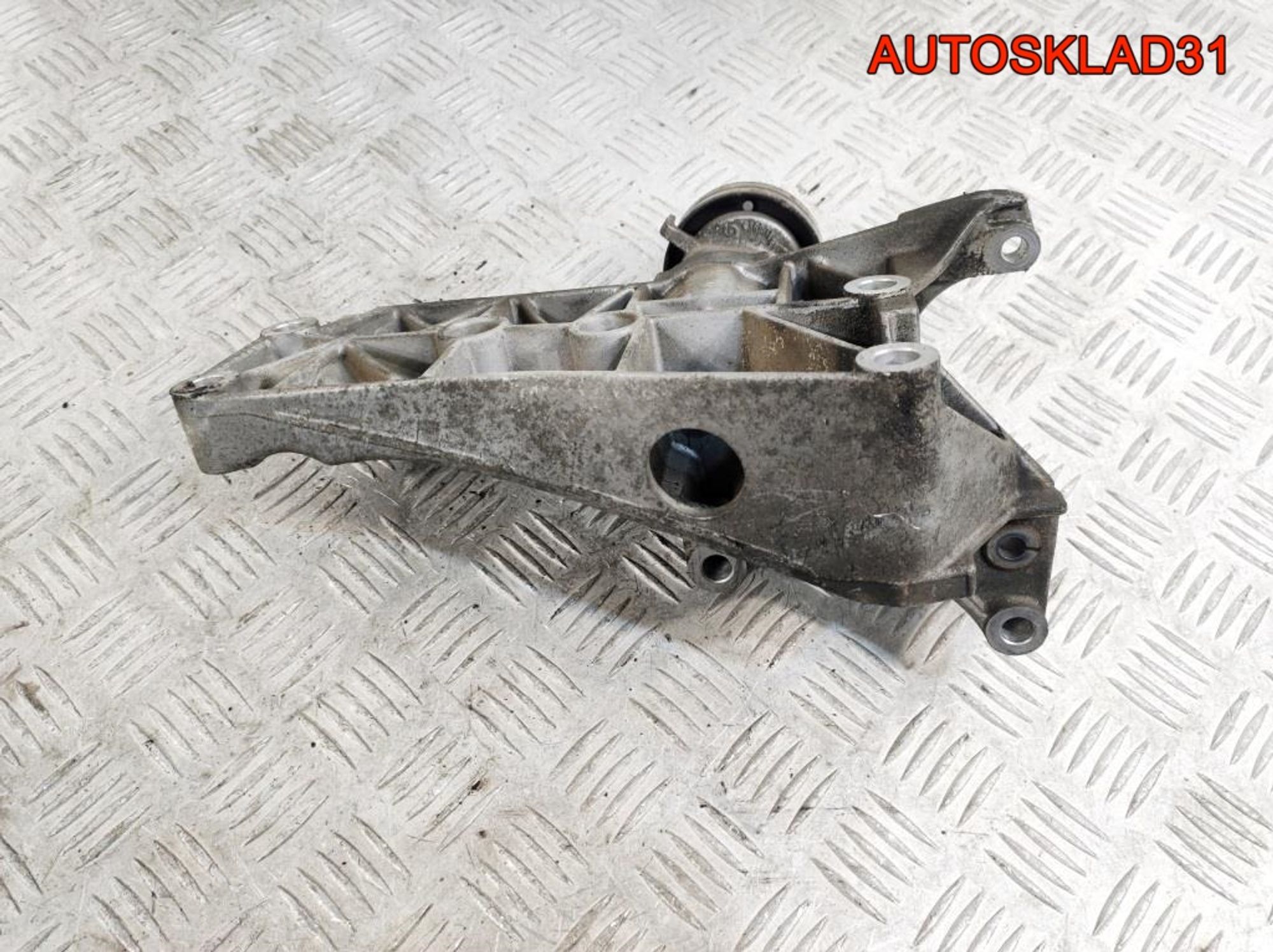 Кронштейн генератора VW Polo 1,4 AHW 032145169M, 1400 рублей, Дубовое