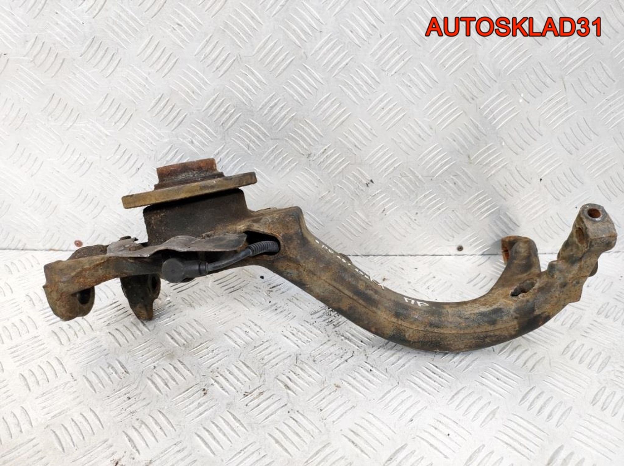 Кулак передний правый VW Passat B5 8D0407258M, 1200 рублей, Дубовое