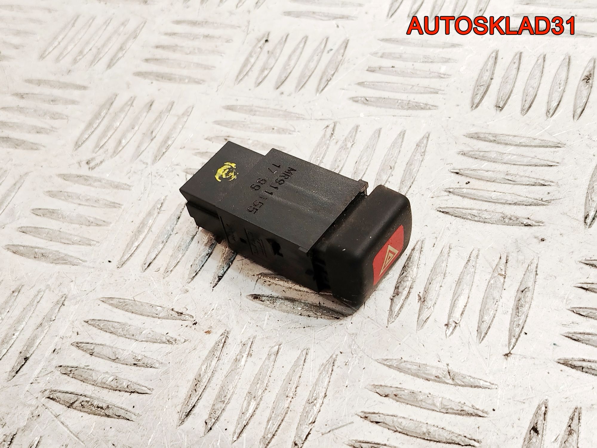 Кнопка аварийной сигнализации Mitsubishi Carisma DA MR911155, 800 рублей, Дубовое