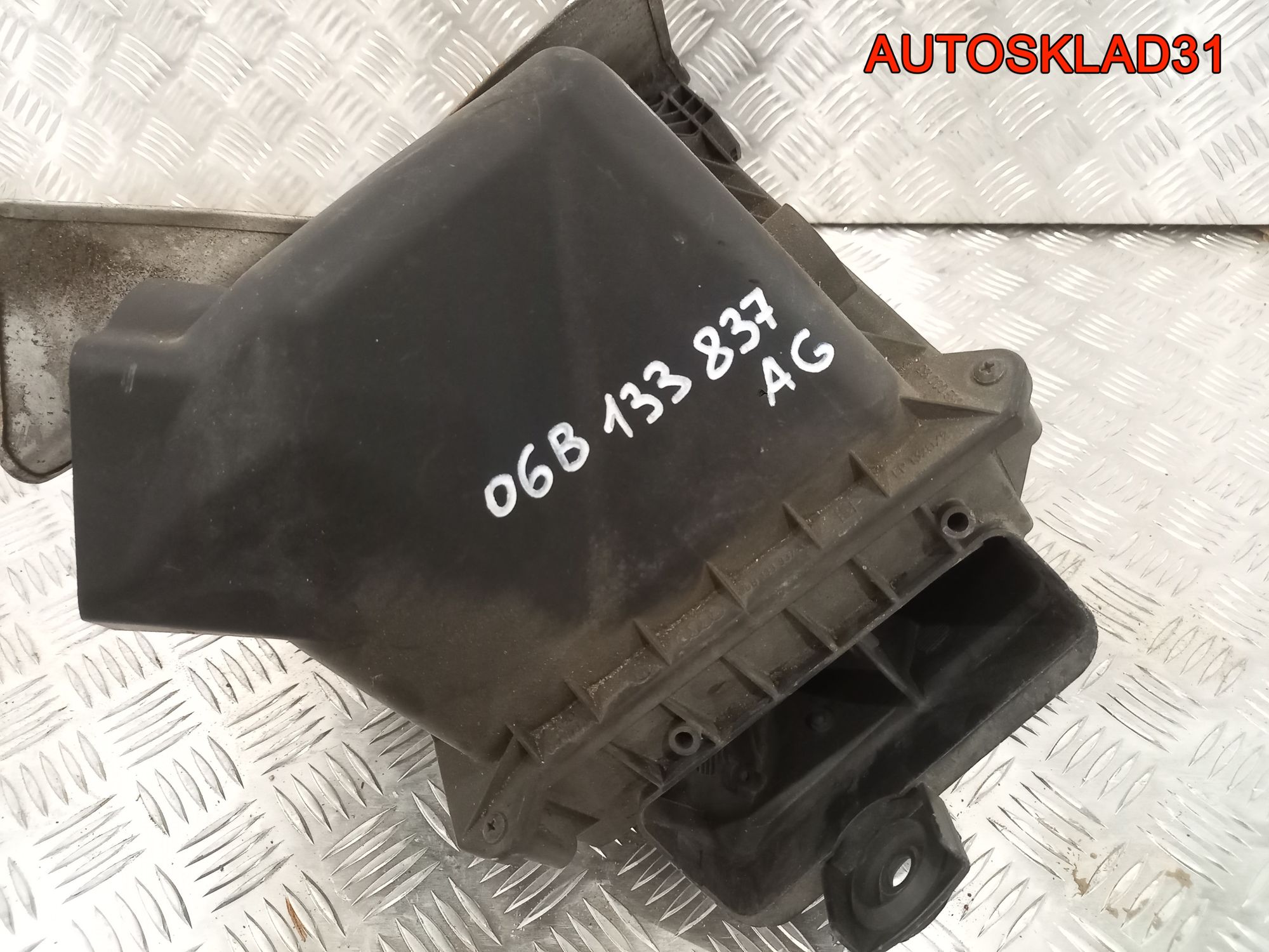 Корпус воздушного фильтра Audi A4 B6 06B133837AG, 2700 рублей, Дубовое