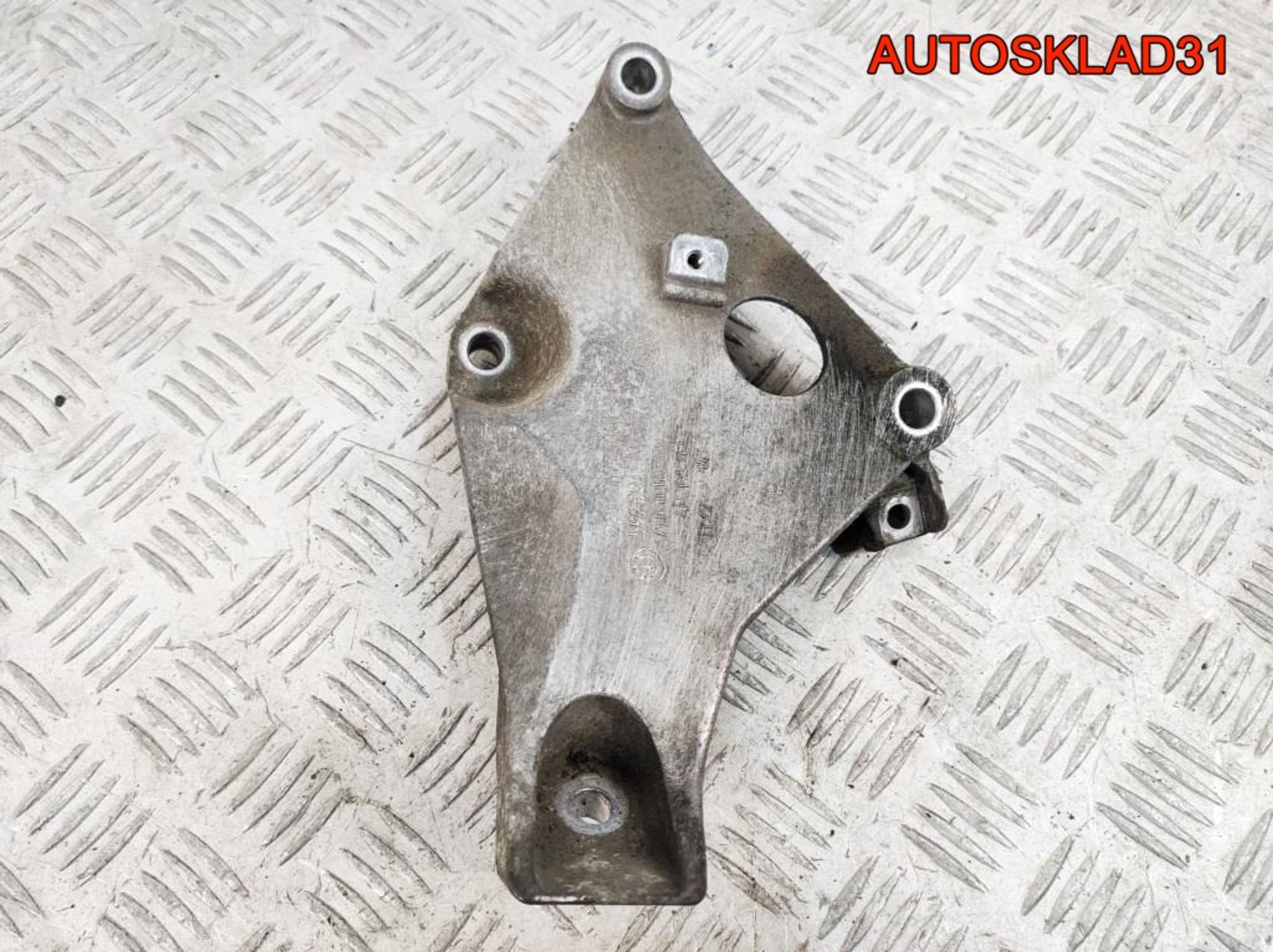 Кронштейн двигателя левый BMW E90 2.0 N47D20A 22116775041, 600 рублей, Дубовое