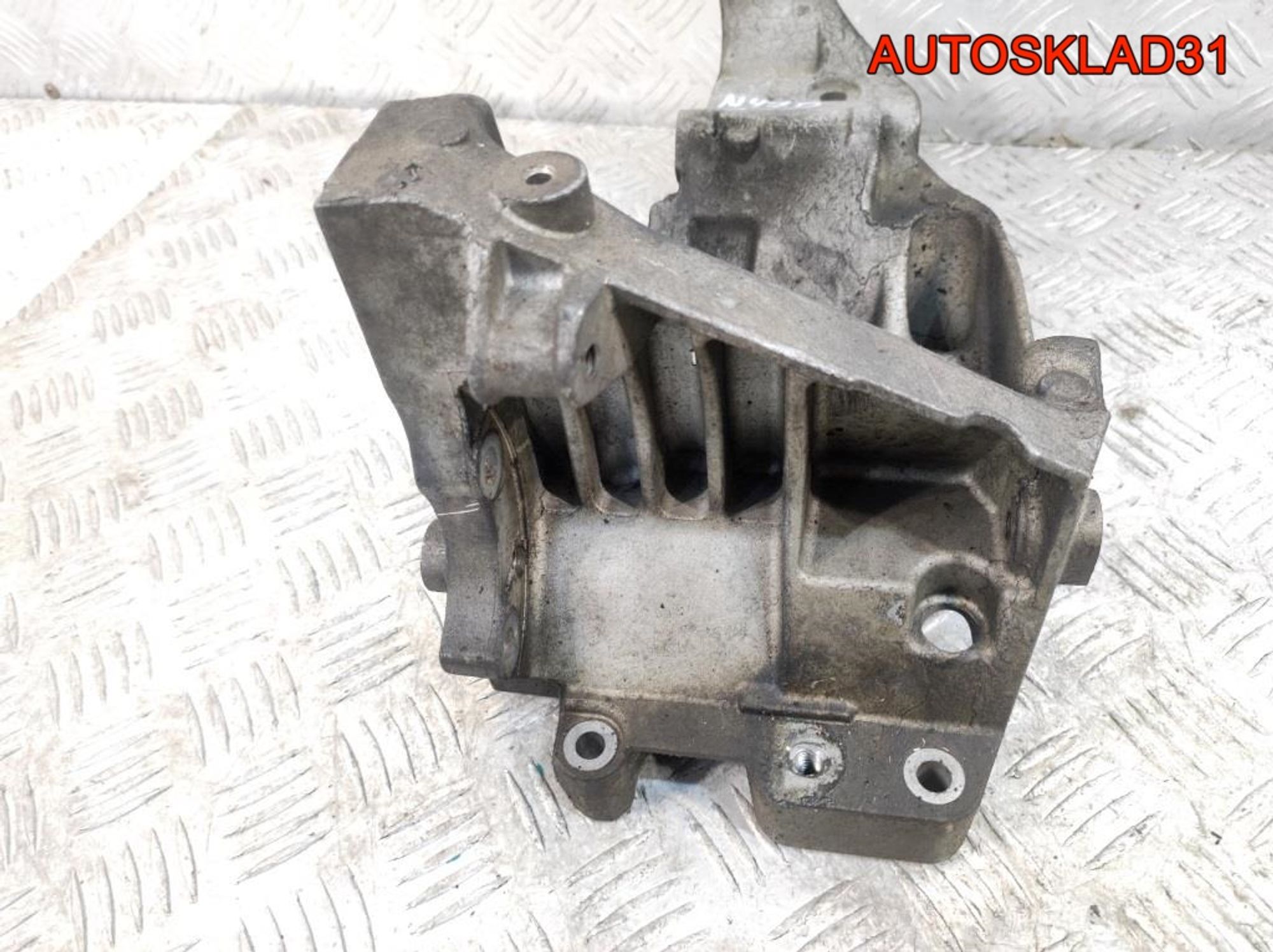 Кронштейн кондиционера BMW E90 2.0 N47D20A 11167802639, 1000 рублей, Дубовое