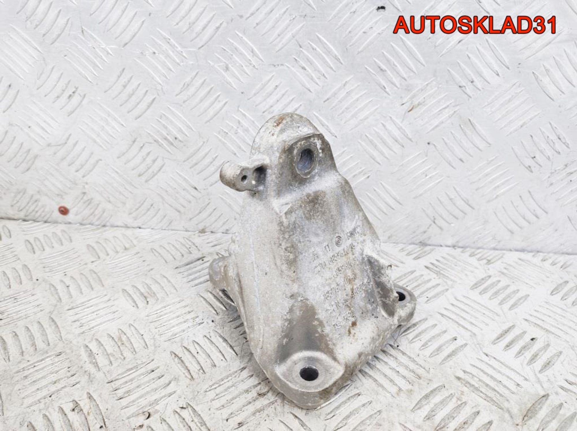 Кронштейн двигателя правый F30 B47D20A 22116859416, 1700 рублей, Дубовое