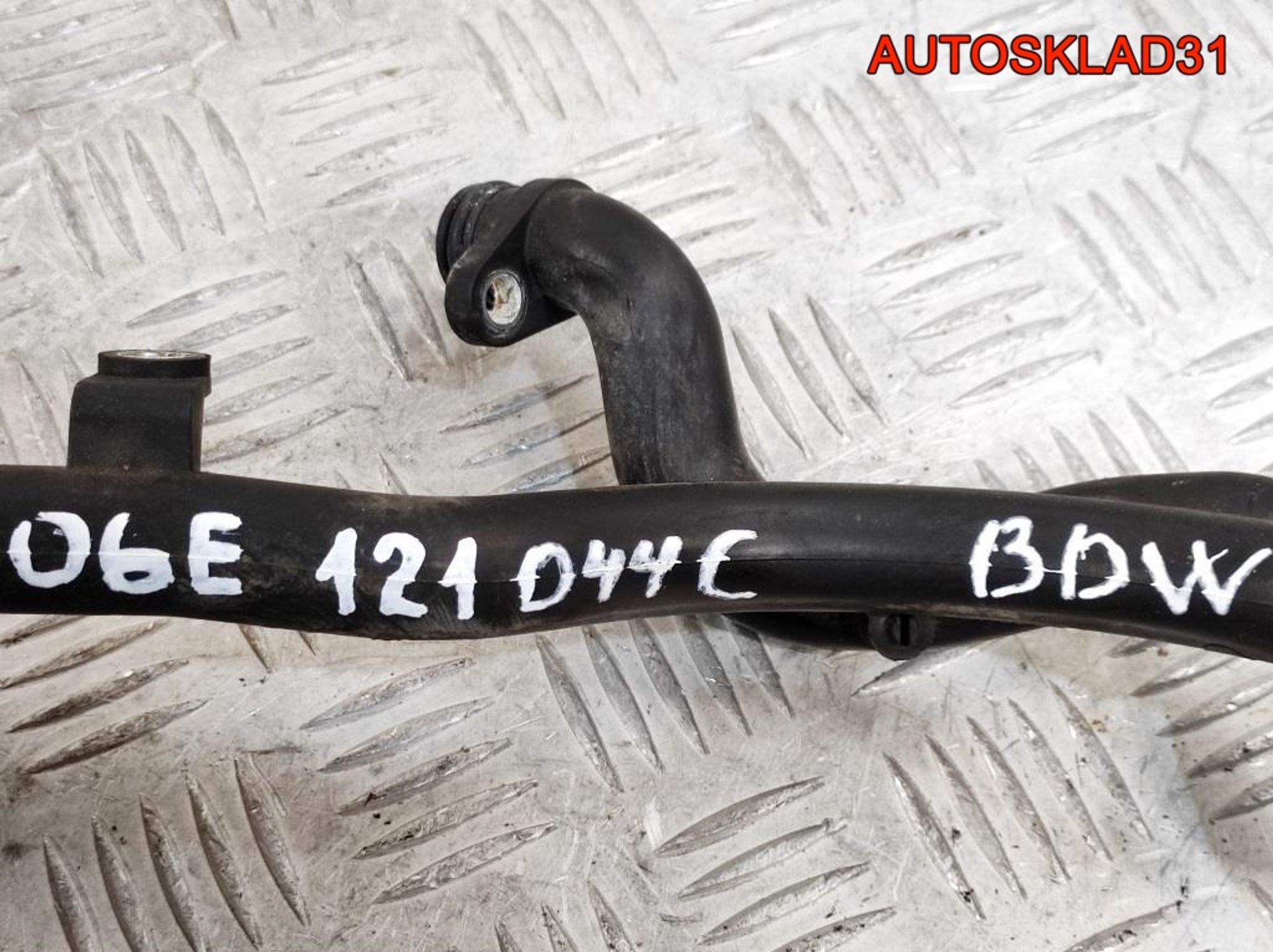 Патрубок системы охлаждения Audi A6 C6 2,4 BDW 06E121044C, 1000 рублей, Дубовое