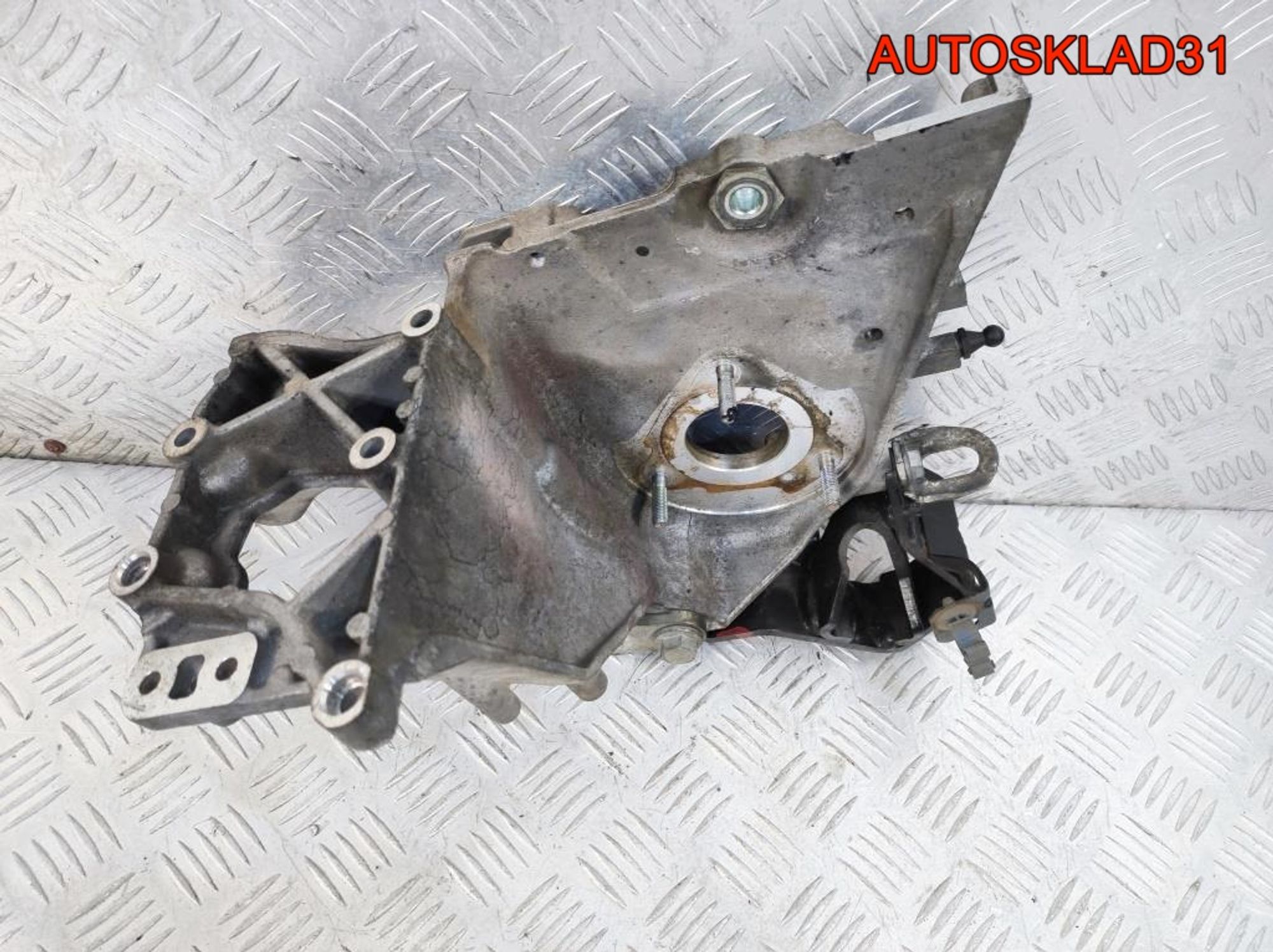 Кронштейн ТНВД Opel Astra J 2,0 A20DTH 55574721, 1300 рублей, Дубовое