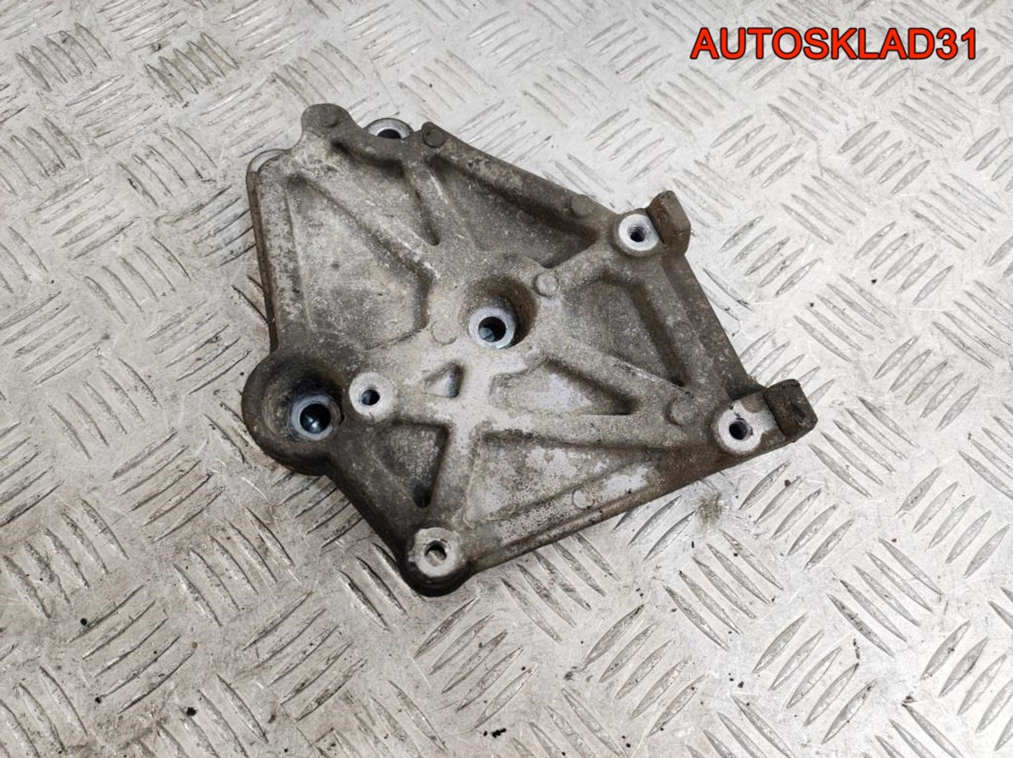 Кронштейн кондиционера Mitsubishi Carisma DA MR398282, 900 рублей, Дубовое