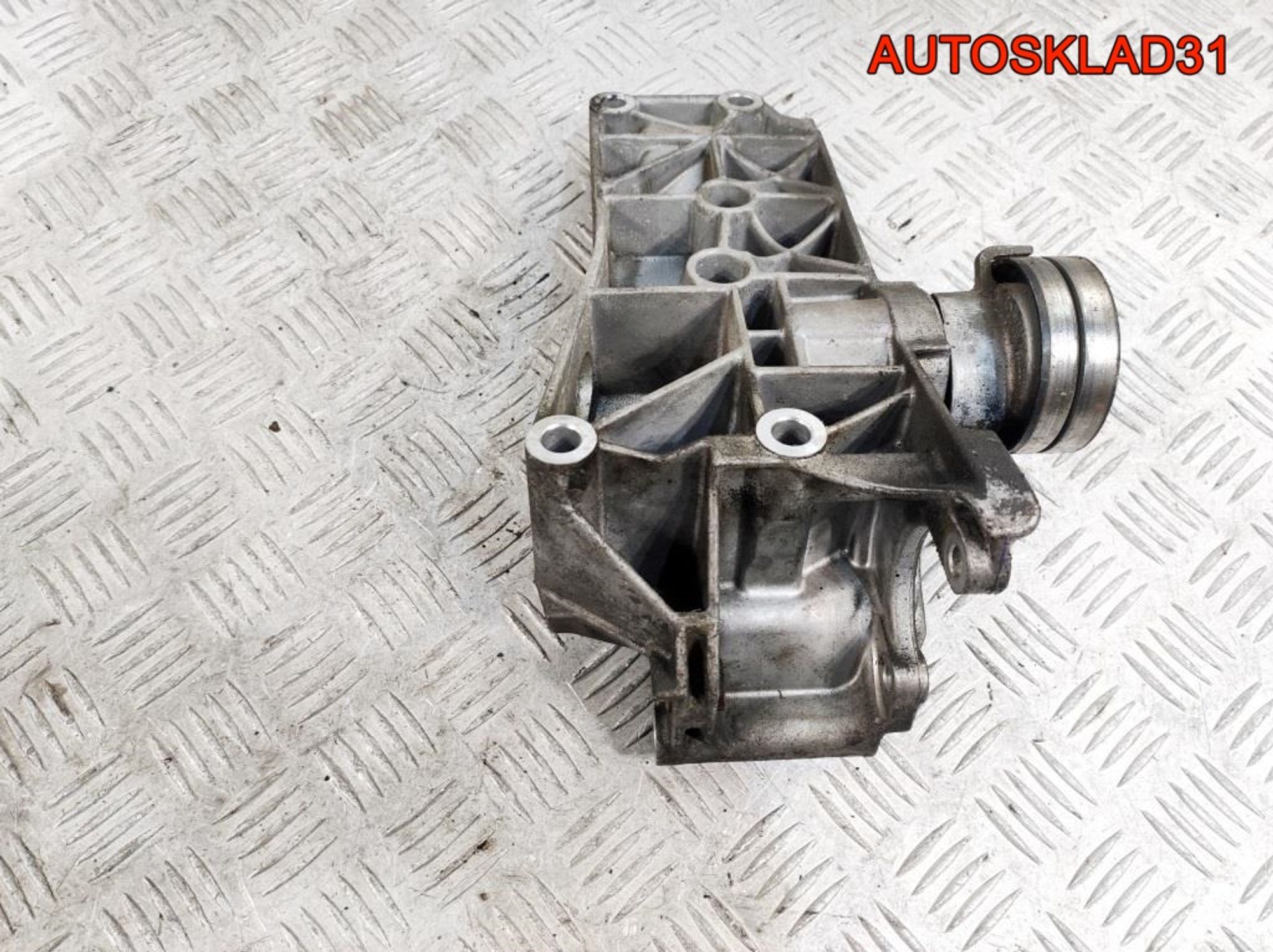 Кронштейн генератора VW Polo 1,4 AHW 032145169M, 1400 рублей, Дубовое