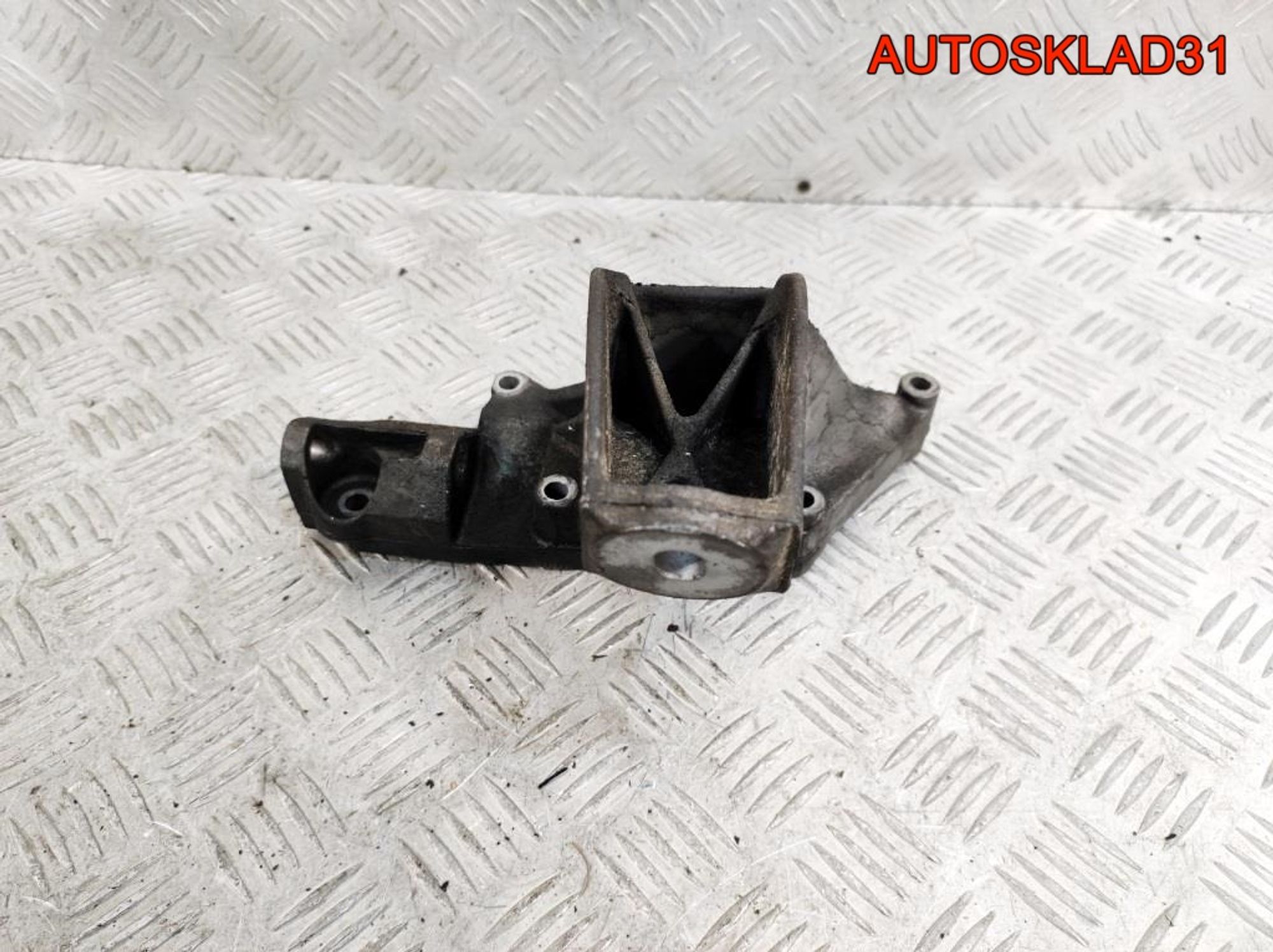 Кронштейн двигателя левый BMW E46 2,0 M47 22116753225, 1200 рублей, Дубовое