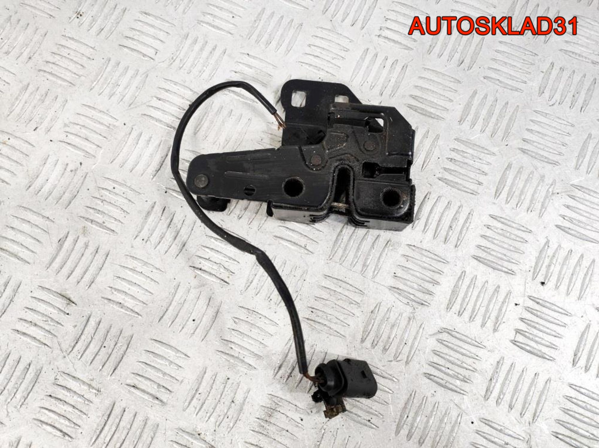Замок капота Audi A4 B7 8E0823509D, 1800 рублей, Дубовое