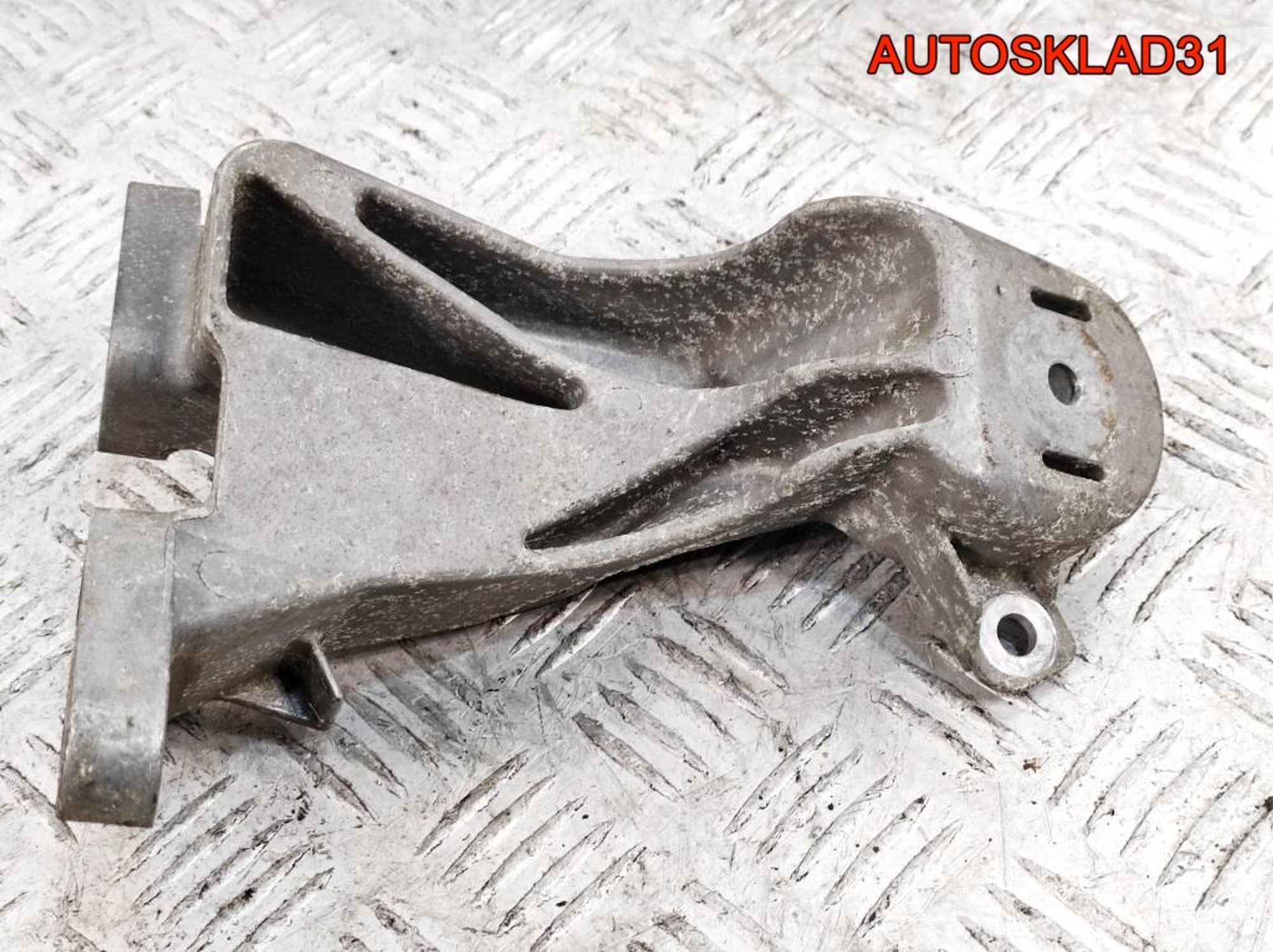 Кронштейн двигателя VW Passat B5 2,3 AGZ 3B0199308, 1200 рублей, Дубовое