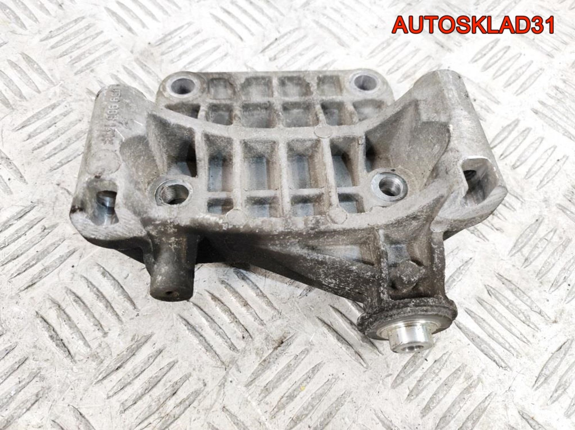 Кронштейн генератора Audi A4 B7 3.0 ASB 059903143K, 700 рублей, Дубовое