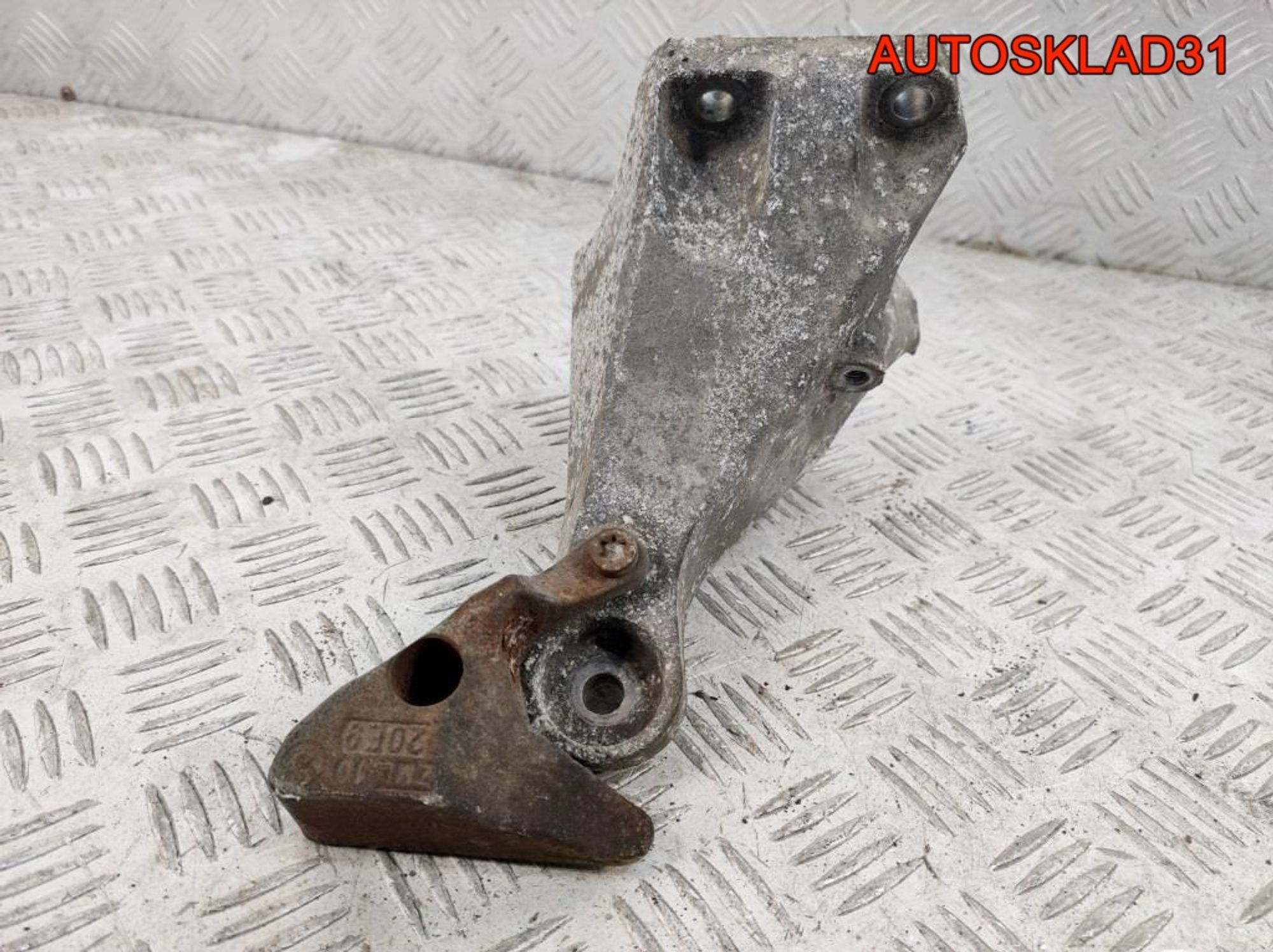 Кронштейн двигателя правый BMW E90 2.0 N47D20A 22116781916, 600 рублей, Дубовое