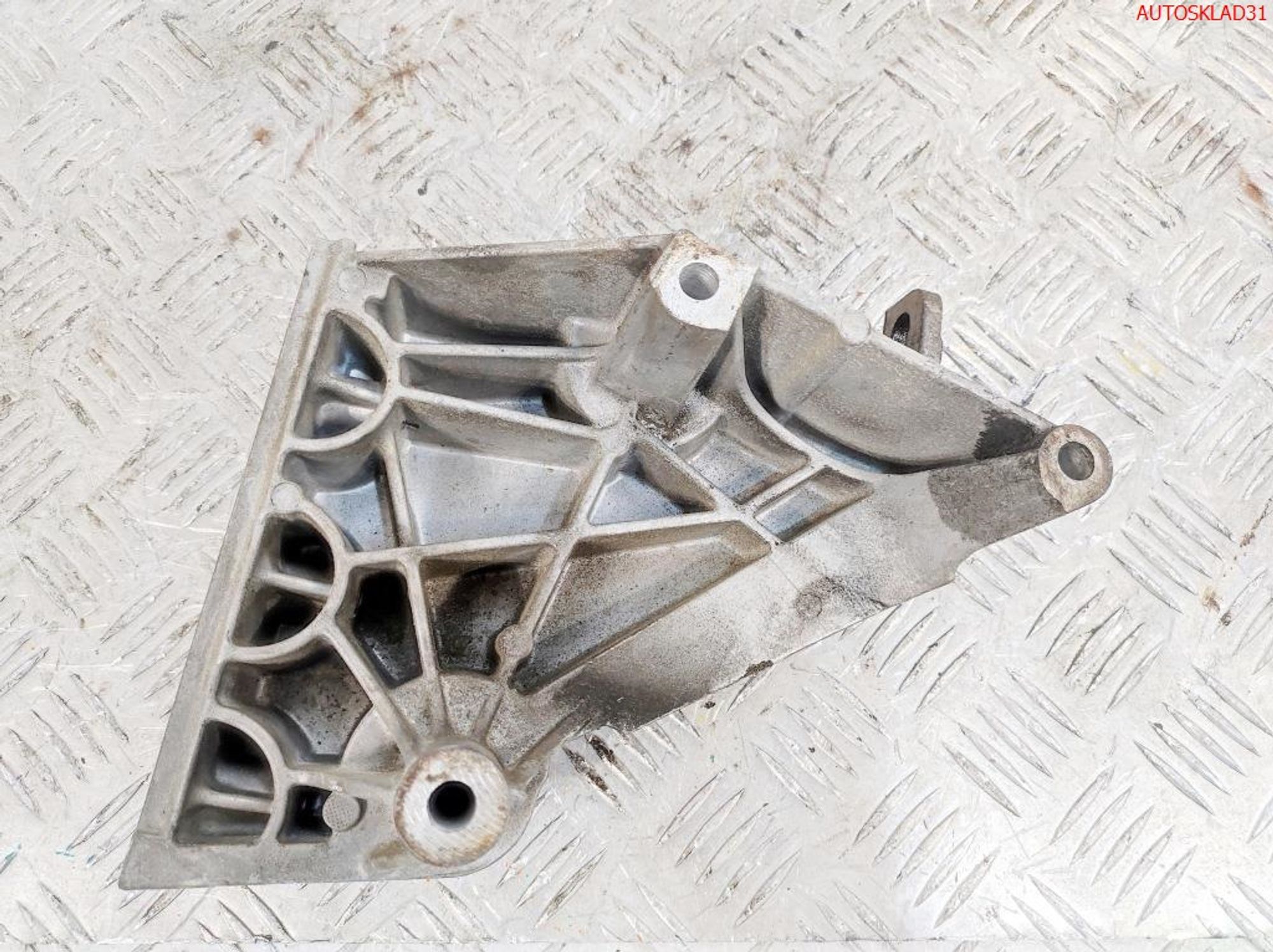 Кронштейн двигателя правый Skoda Fabia 1.9 AXR 038199207AJ, 1000 рублей, Дубовое