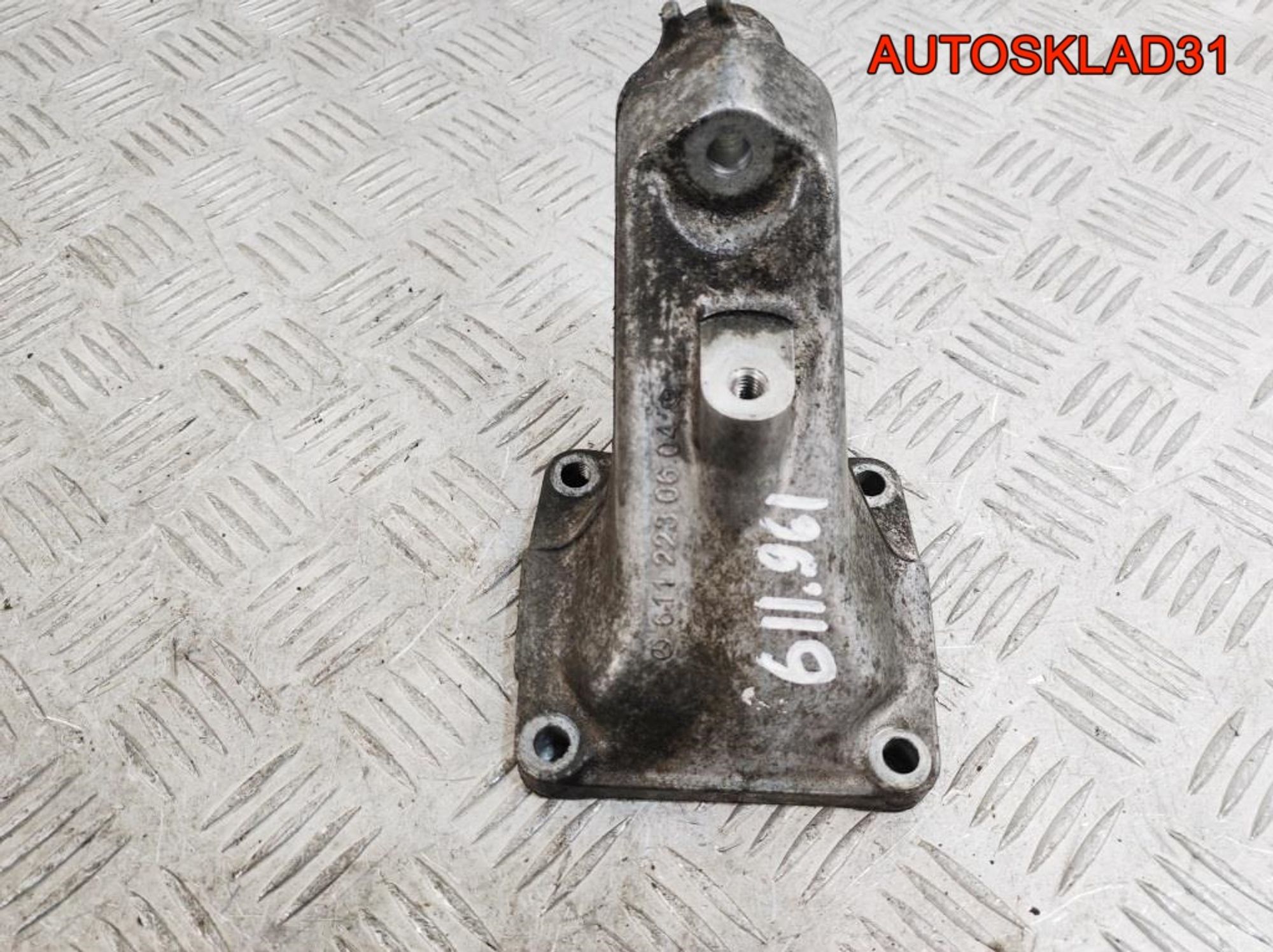 Кронштейн двигателя левый Mercedes W210 2.2 CDI A6112230604, 700 рублей, Дубовое