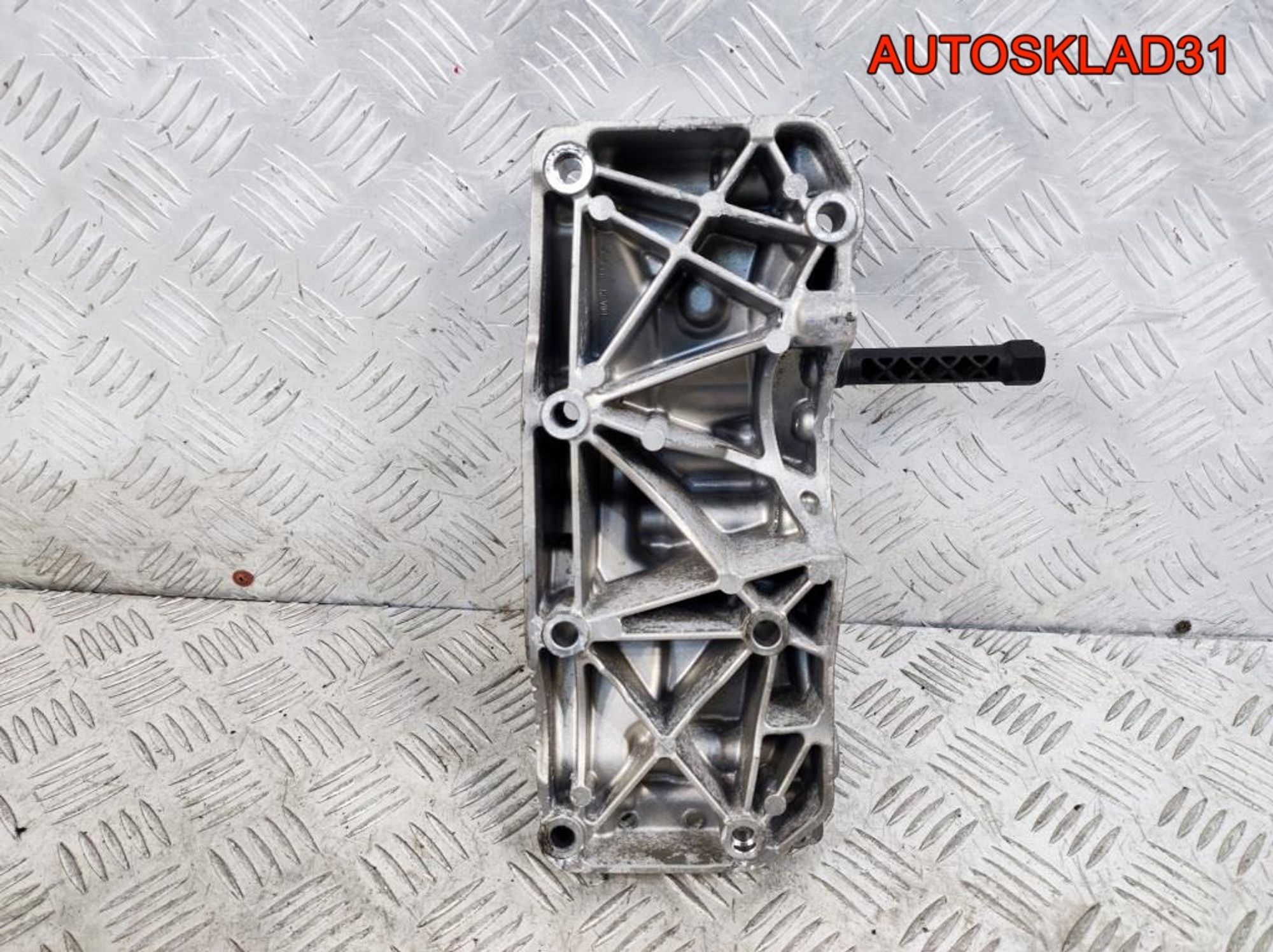 Кронштейн генератора BMW F30 В47D20A 11167619250, 1700 рублей, Дубовое