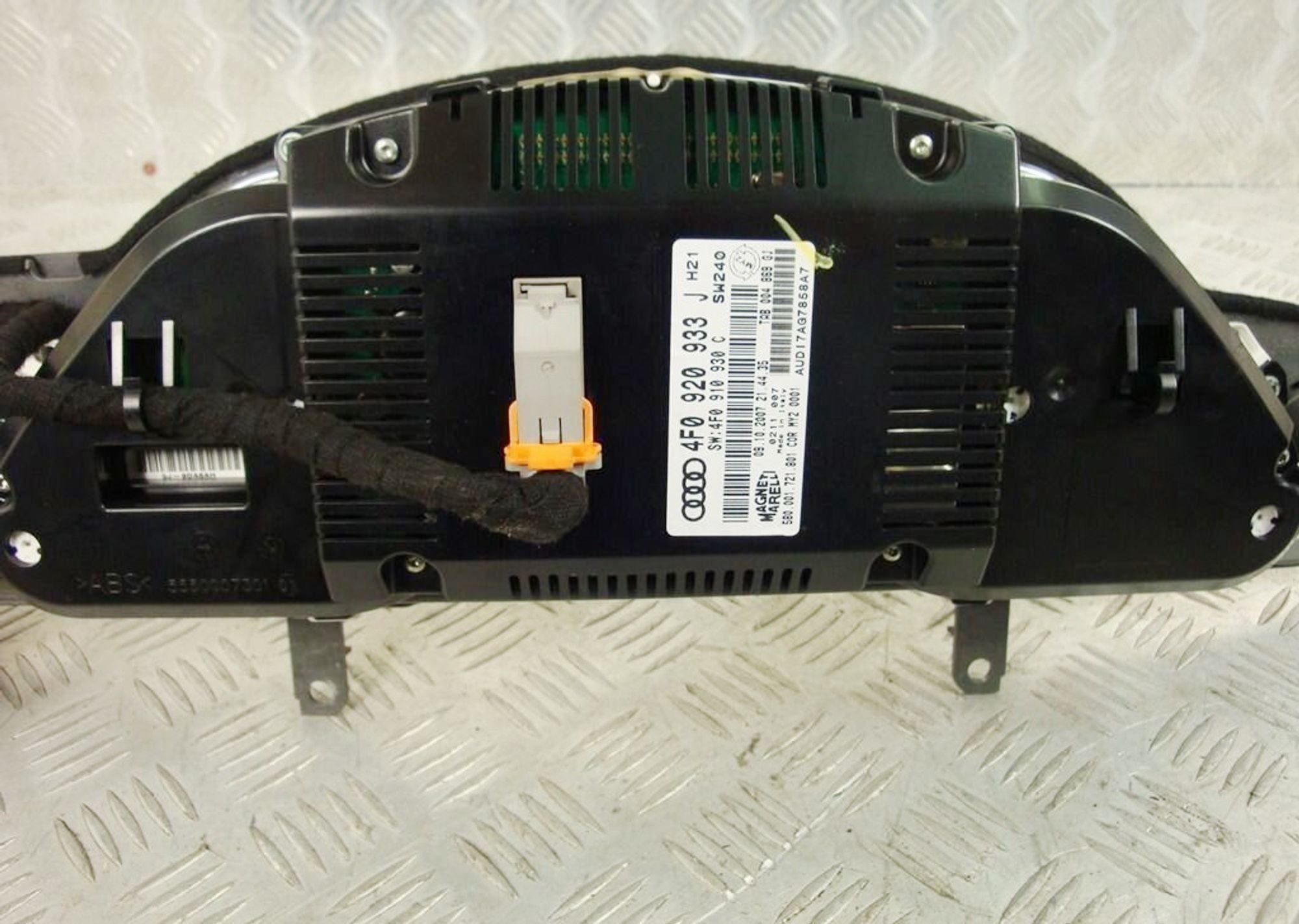 Панель приборов Audi A6 C6 3.0 BMK Дизель АКПП 4F0920933J, 7700 рублей, Дубовое
