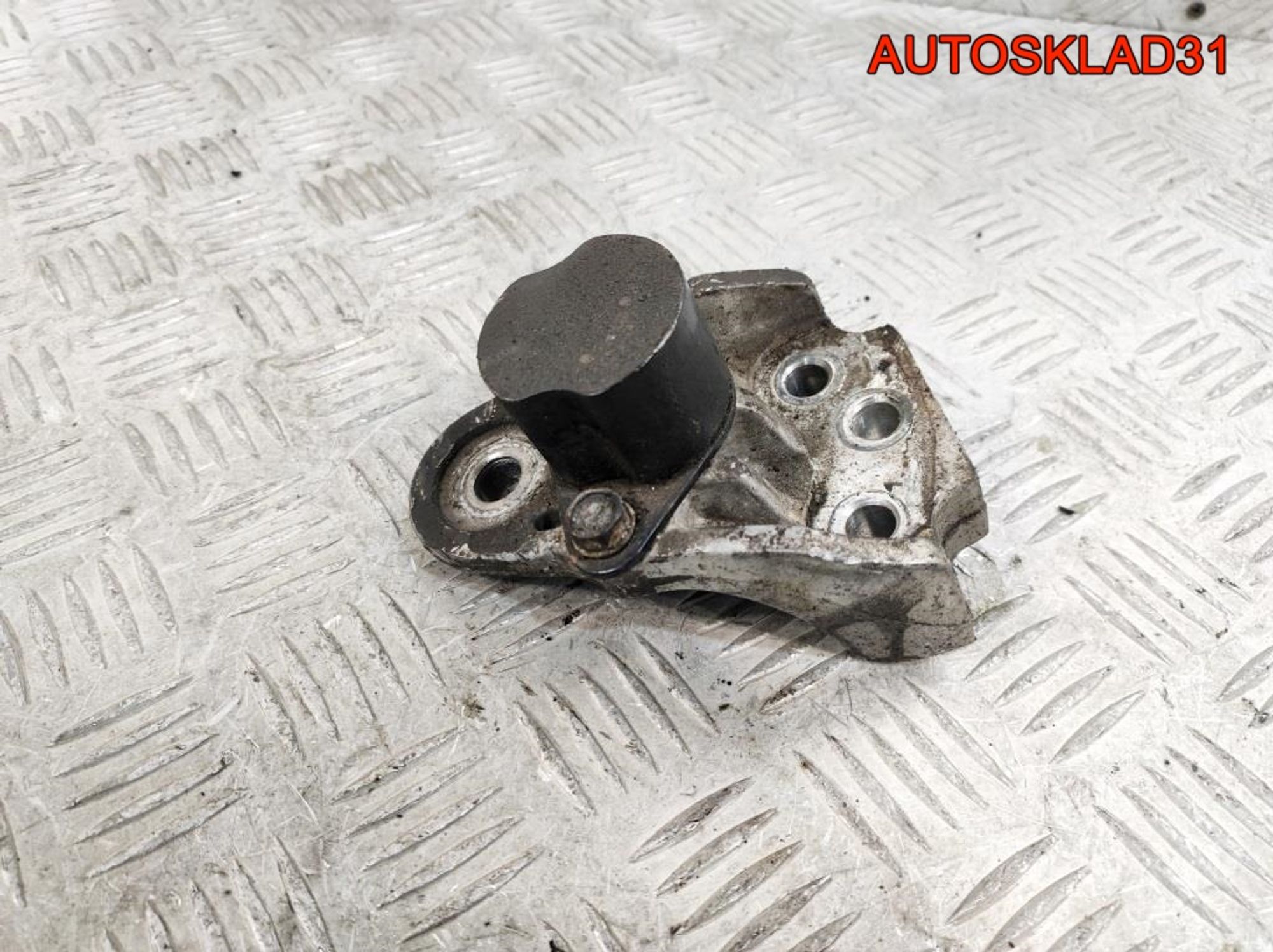 Кронштейн двигателя правый Hyundai Getz 1,3 G4EA 218401C300, 900 рублей, Дубовое