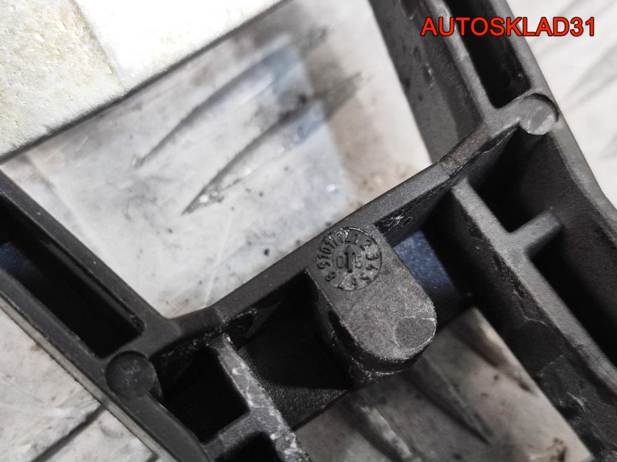 Кронштейн ручки передней левой Mercedes W211 A2037600334, 900 рублей, Дубовое