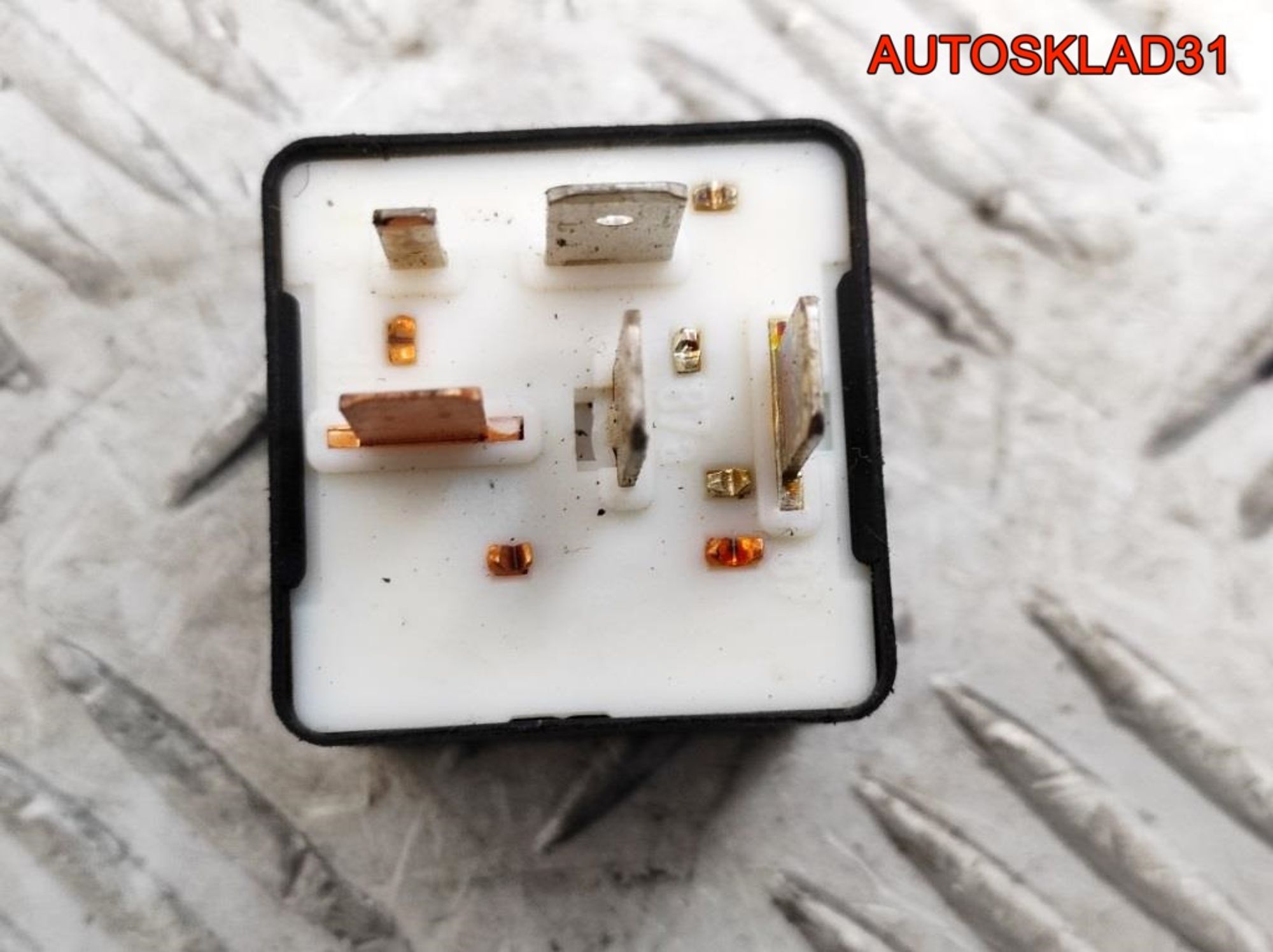 Реле топливного насоса Audi A4 B6 443951253AA, 1000 рублей, Дубовое