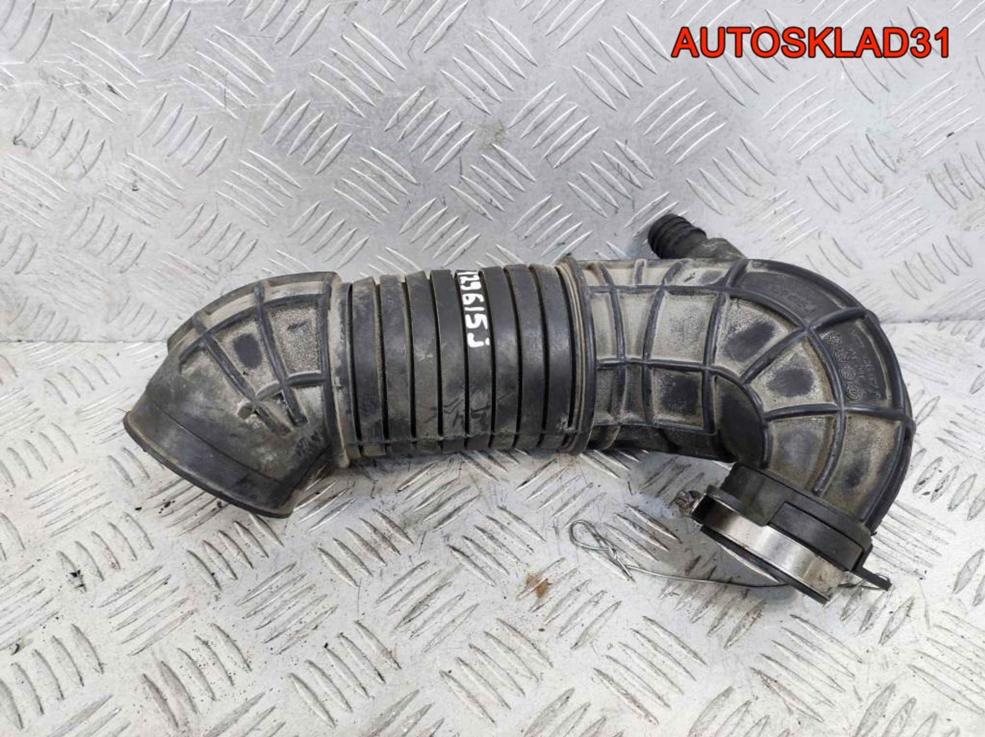 Патрубок воздушного фильтра Audi A4 B7 8E0129615J, 1300 рублей, Дубовое