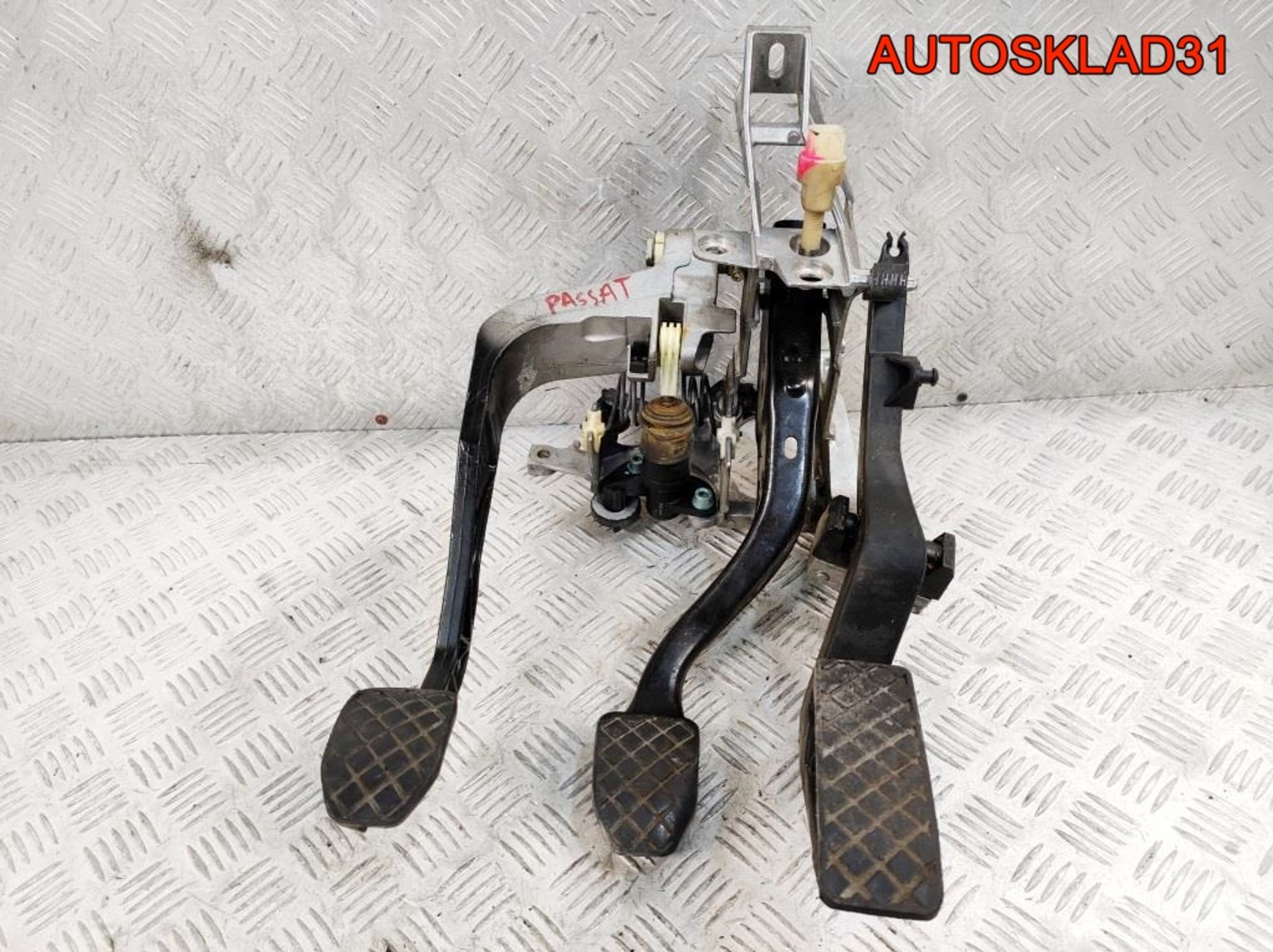 Блок педалей МКПП VW Passat B5 8D1721117D, 3600 рублей, Дубовое