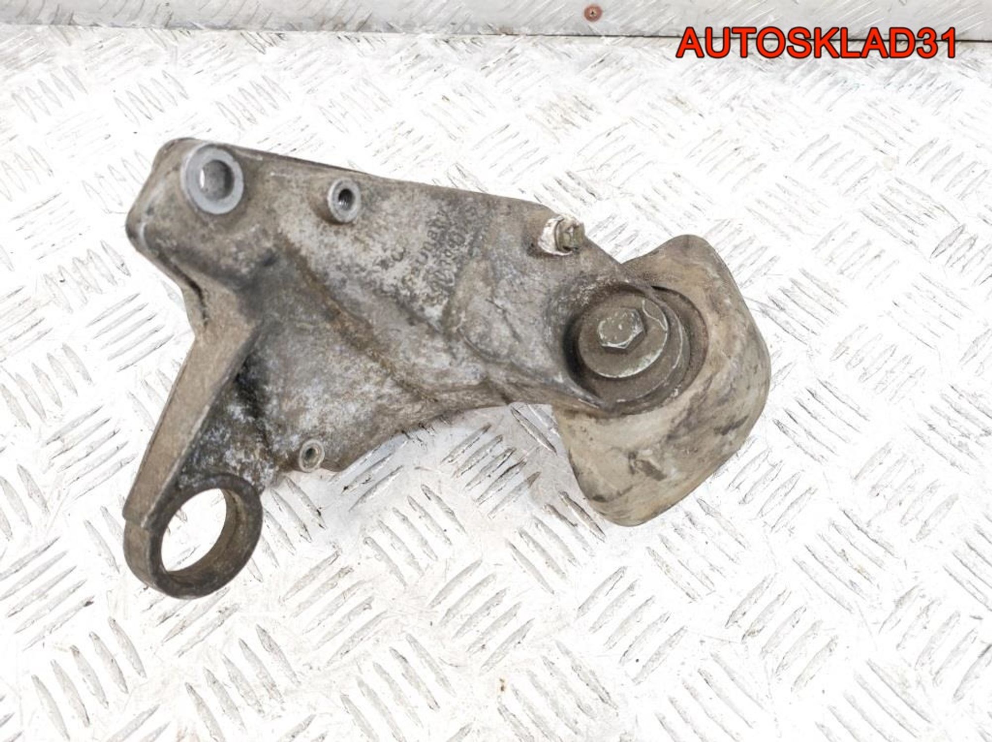 Кронштейн МКПП правый VW Passat B5 8D0399114S, 1500 рублей, Дубовое