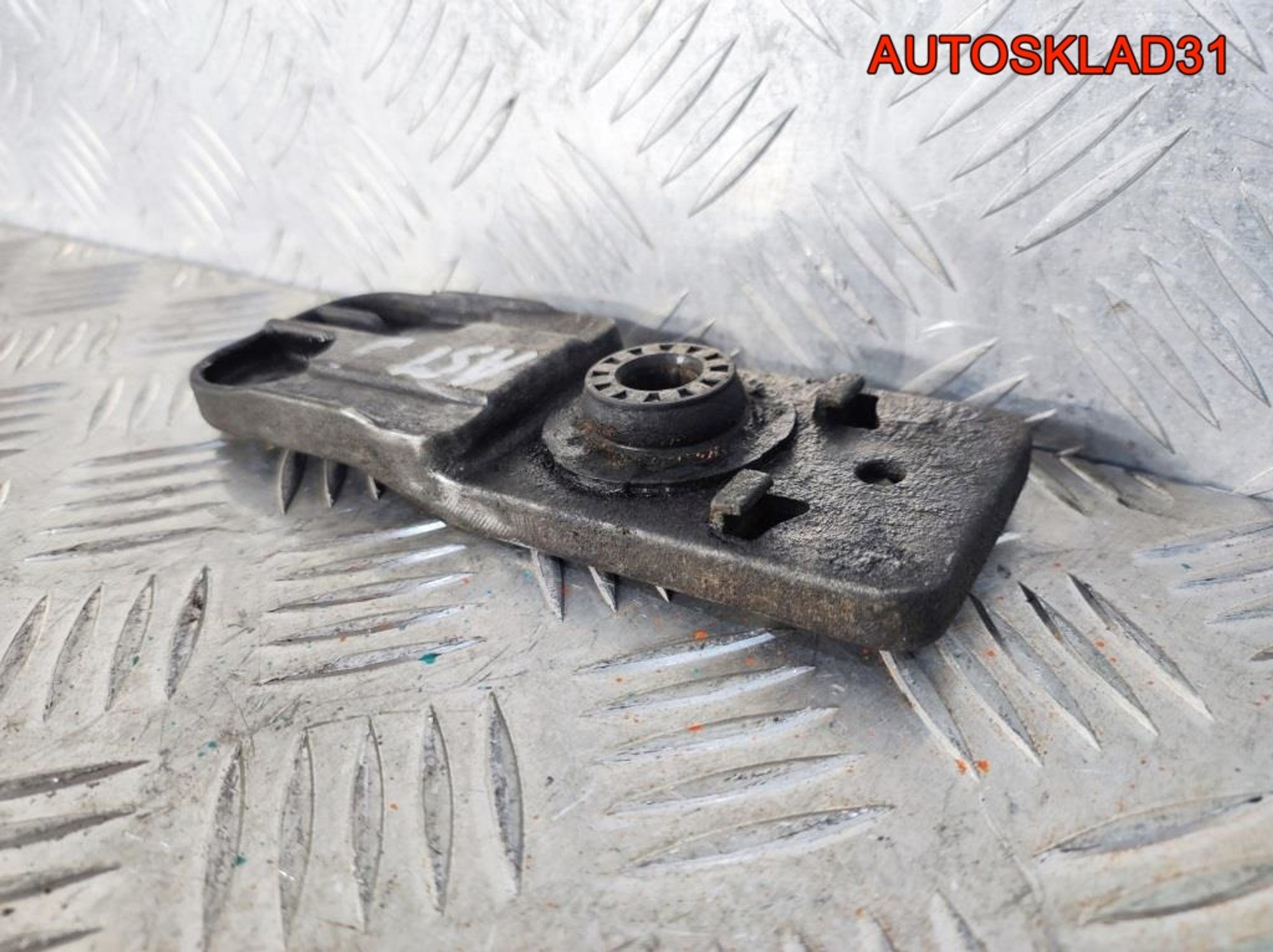 Кронштейн радиатора нижний Opel Astra J 13300486, 600 рублей, Дубовое