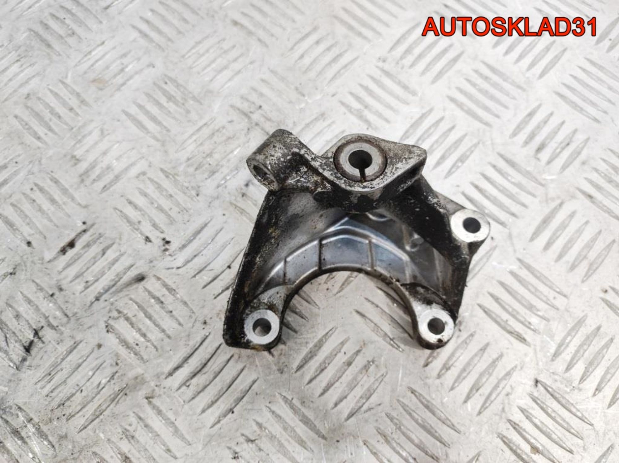 Кронштейн ГУР Audi A6 C6 06E145393, 500 рублей, Дубовое