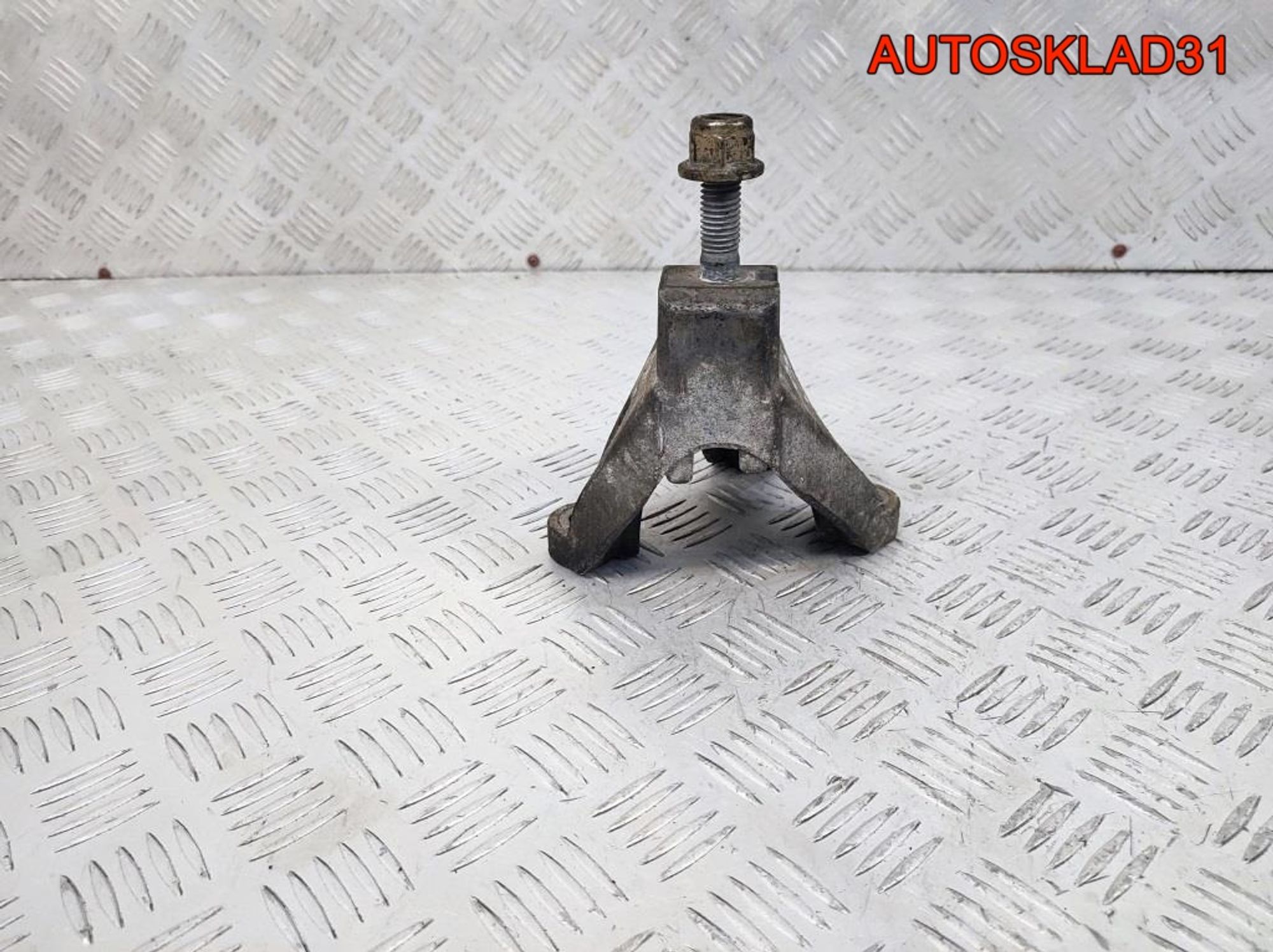 Кронштейн левый МКПП  Ford Focus 1 98AB7M125CG, 900 рублей, Дубовое