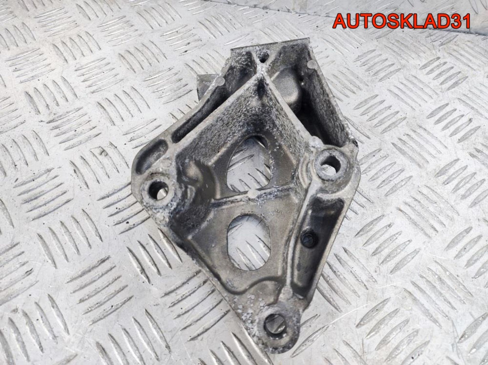 Кронштейн двигателя левый BMW F30 22116859415, 1700 рублей, Дубовое