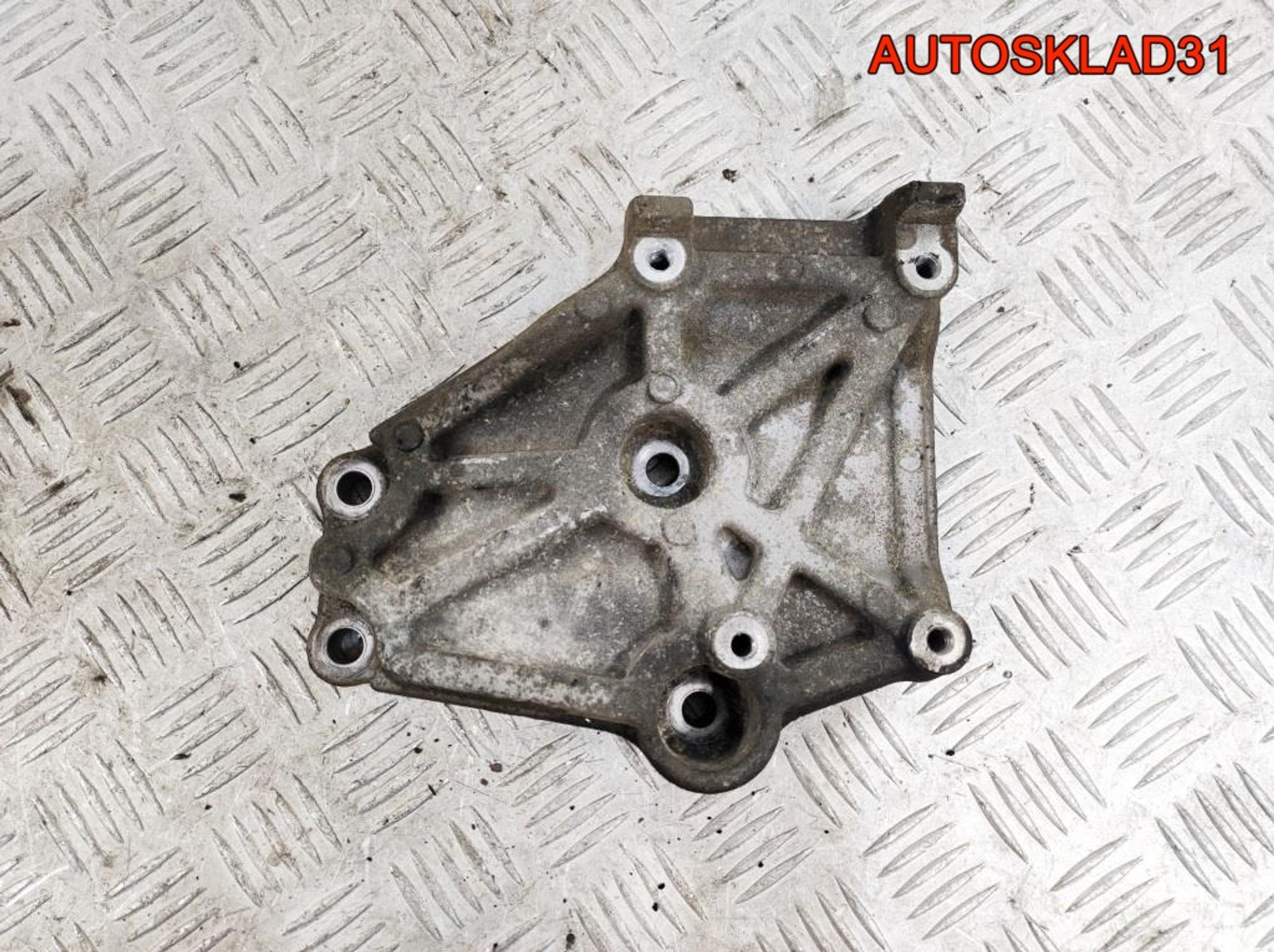 Кронштейн кондиционера Mitsubishi Carisma DA MR398282, 900 рублей, Дубовое