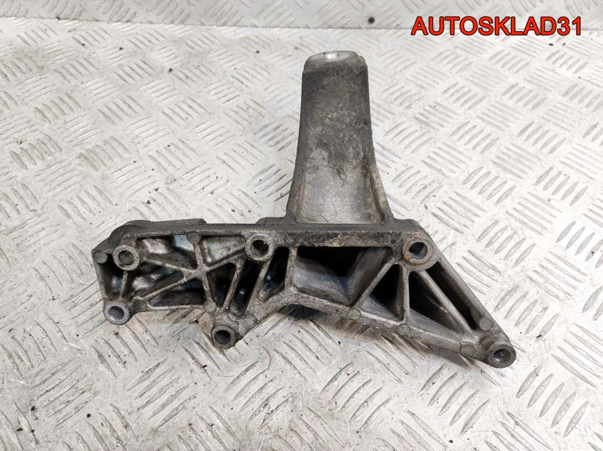 Кронштейн двигателя левый BMW E46 2,0 M47 22116753225, 1200 рублей, Дубовое