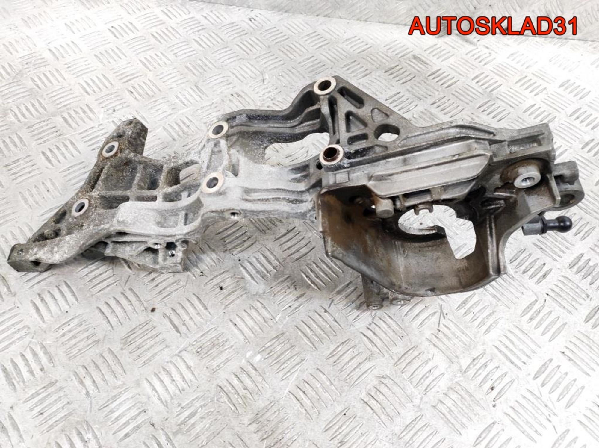 Кронштейн генератора Skoda Rapid 1,6 CXM Дизель 04L903143B, 2300 рублей, Дубовое