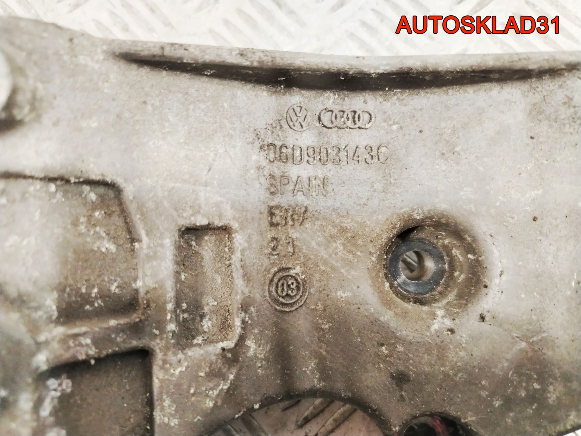 Кронштейн генератора Audi A4 B6 2,0 ALT Бензин 06D903143C, 1000 рублей, Дубовое