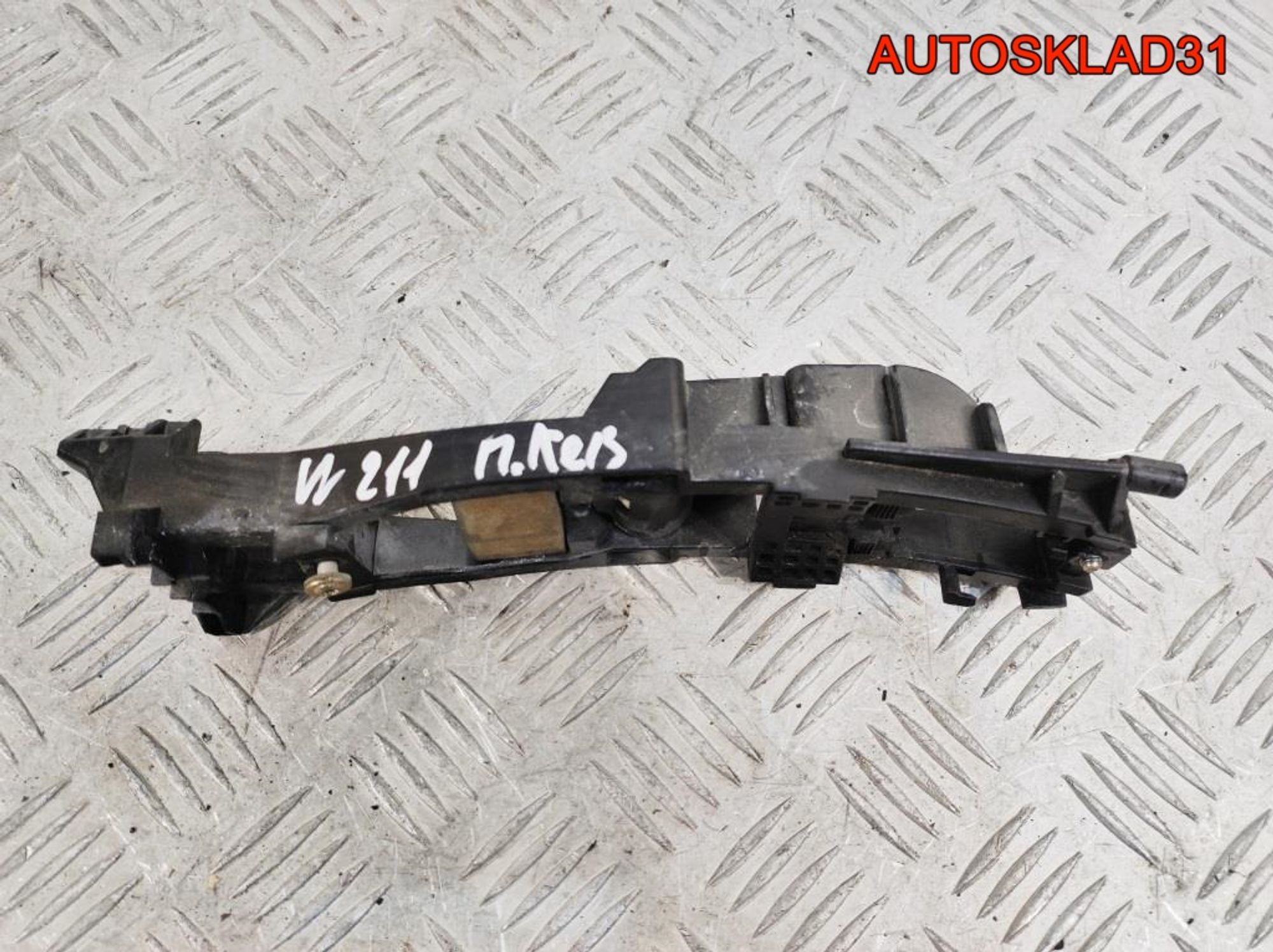 Кронштейн ручки передней левой Mercedes W211 A2037600334, 900 рублей, Дубовое