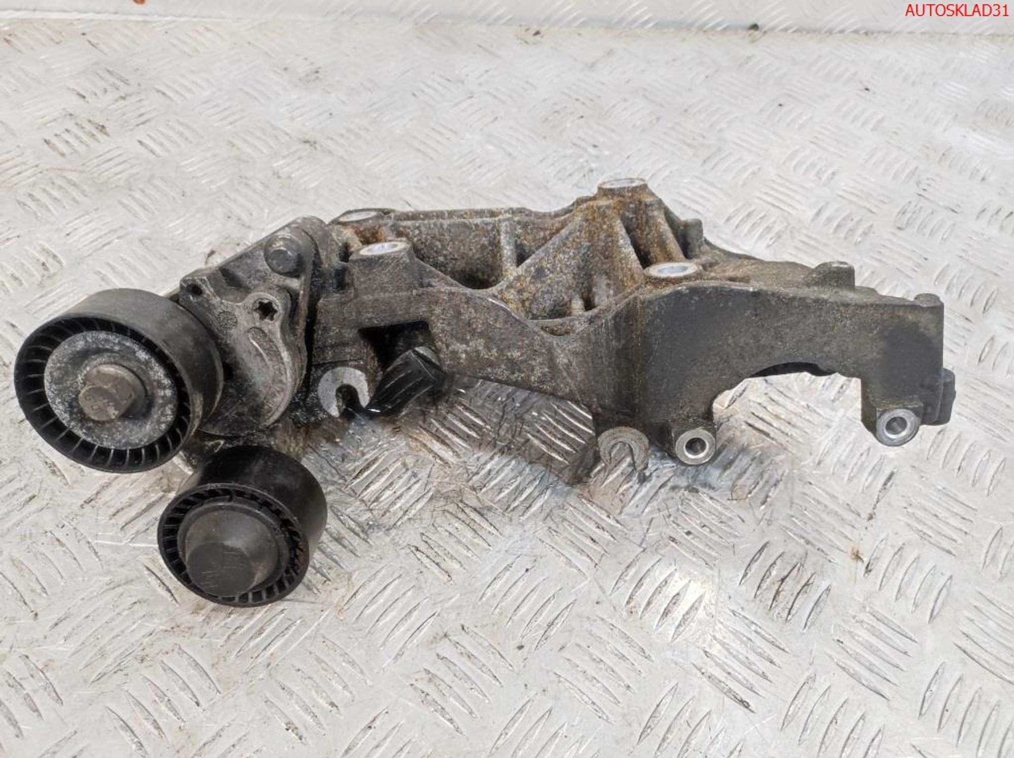 Кронштейн генератора Renault Trafic 2,0 M9R 780 8200527320, 1500 рублей, Дубовое