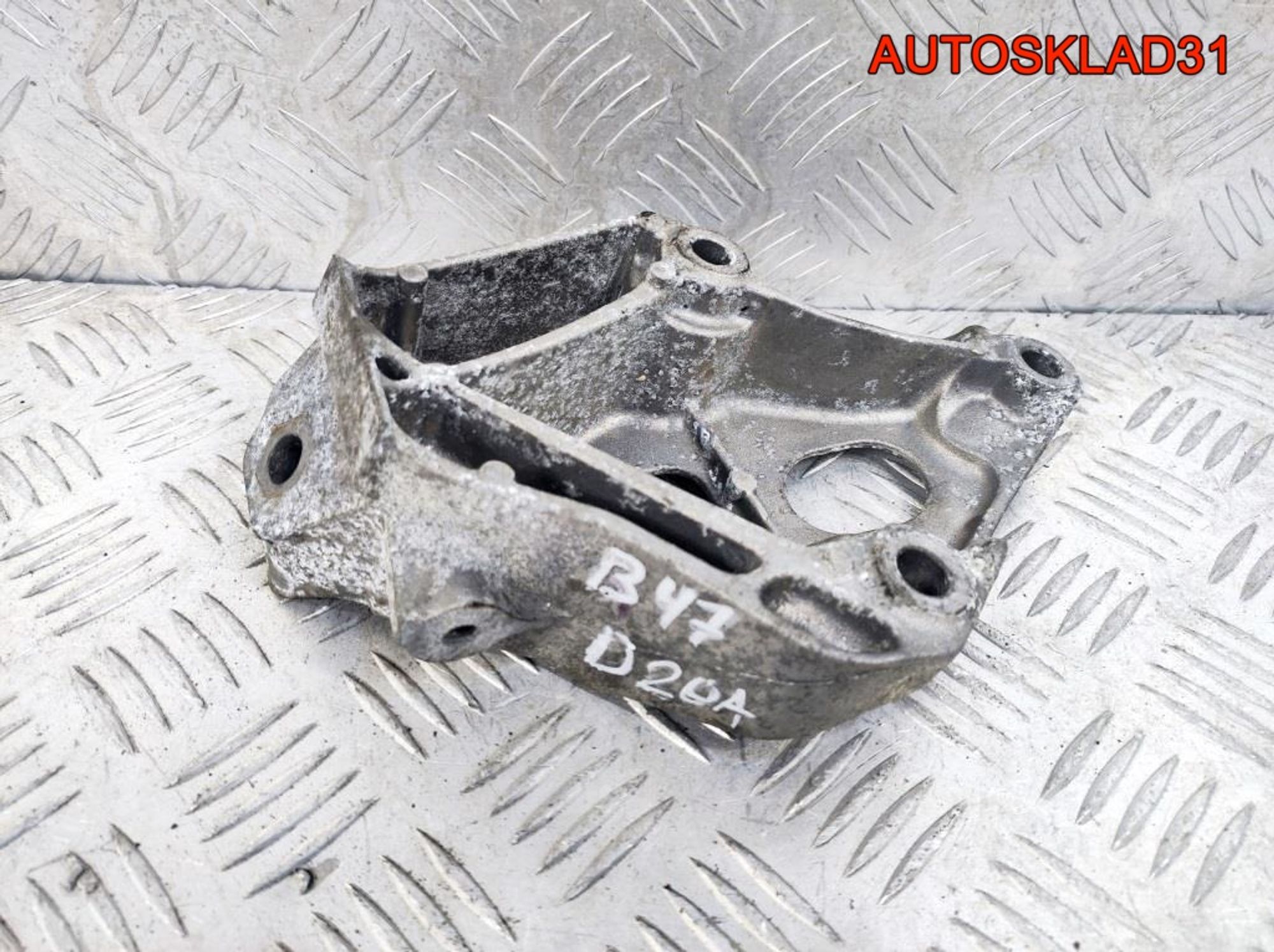 Кронштейн двигателя левый BMW F30 22116859415, 1700 рублей, Дубовое