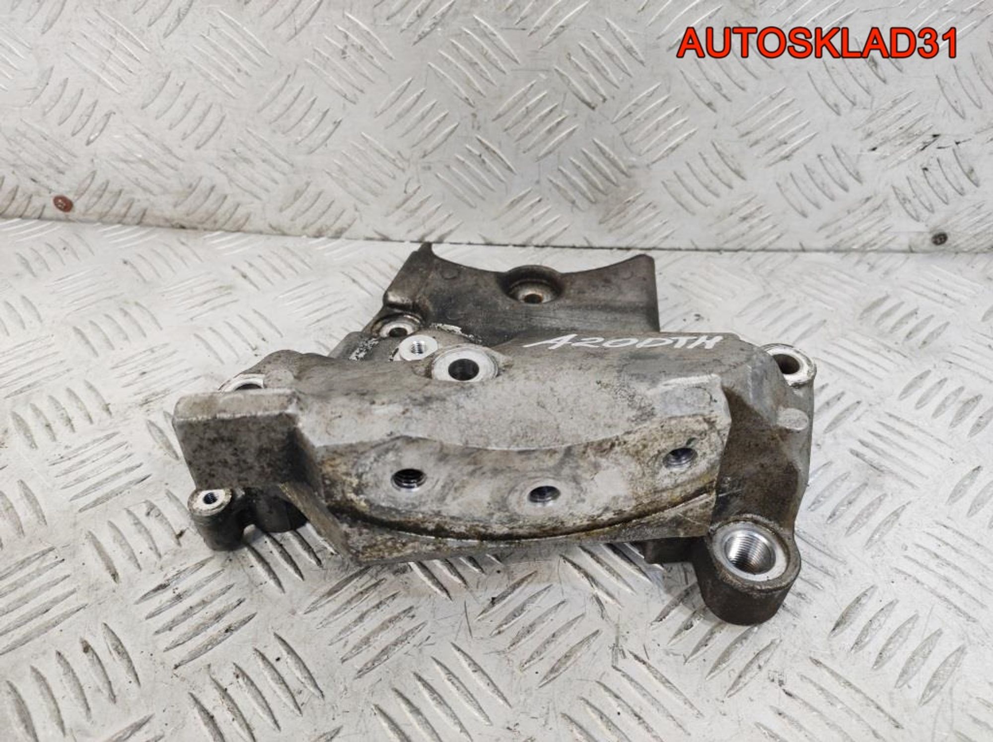 Кронштейн двигателя правый Opel Insignia 55566020, 900 рублей, Дубовое