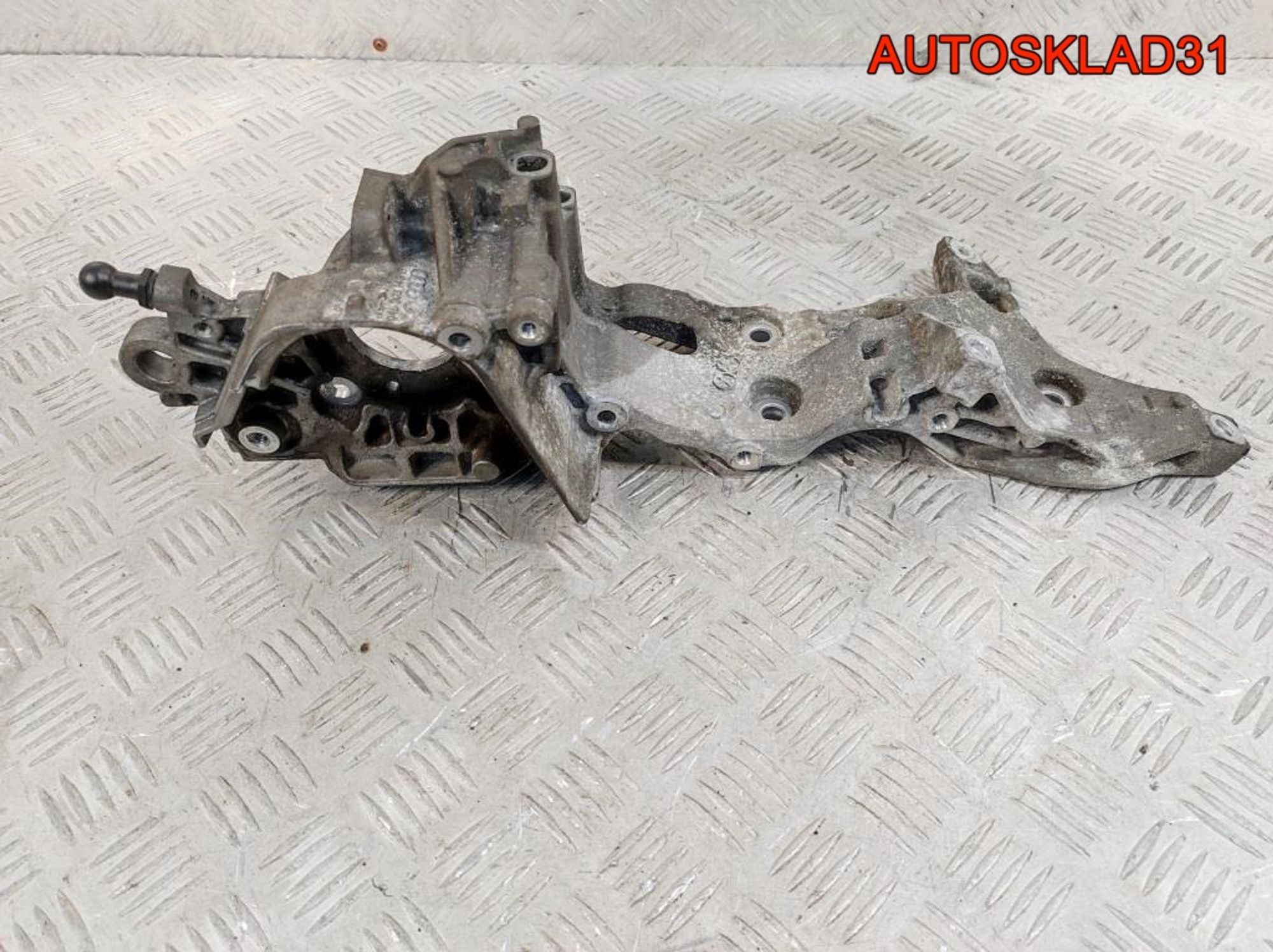 Кронштейн генератора Skoda Rapid 1,6 CXM Дизель 04L903143B, 2300 рублей, Дубовое